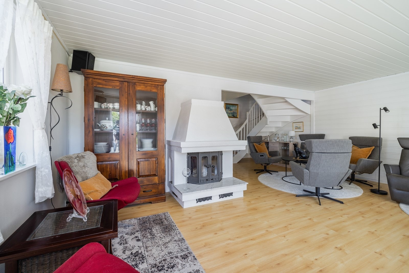 Sentralt i rommet er det etablert åpen peis med Dovre innsatsovn fra byggeår, som sørger for lun og god varme vinterstid. Galleribilde