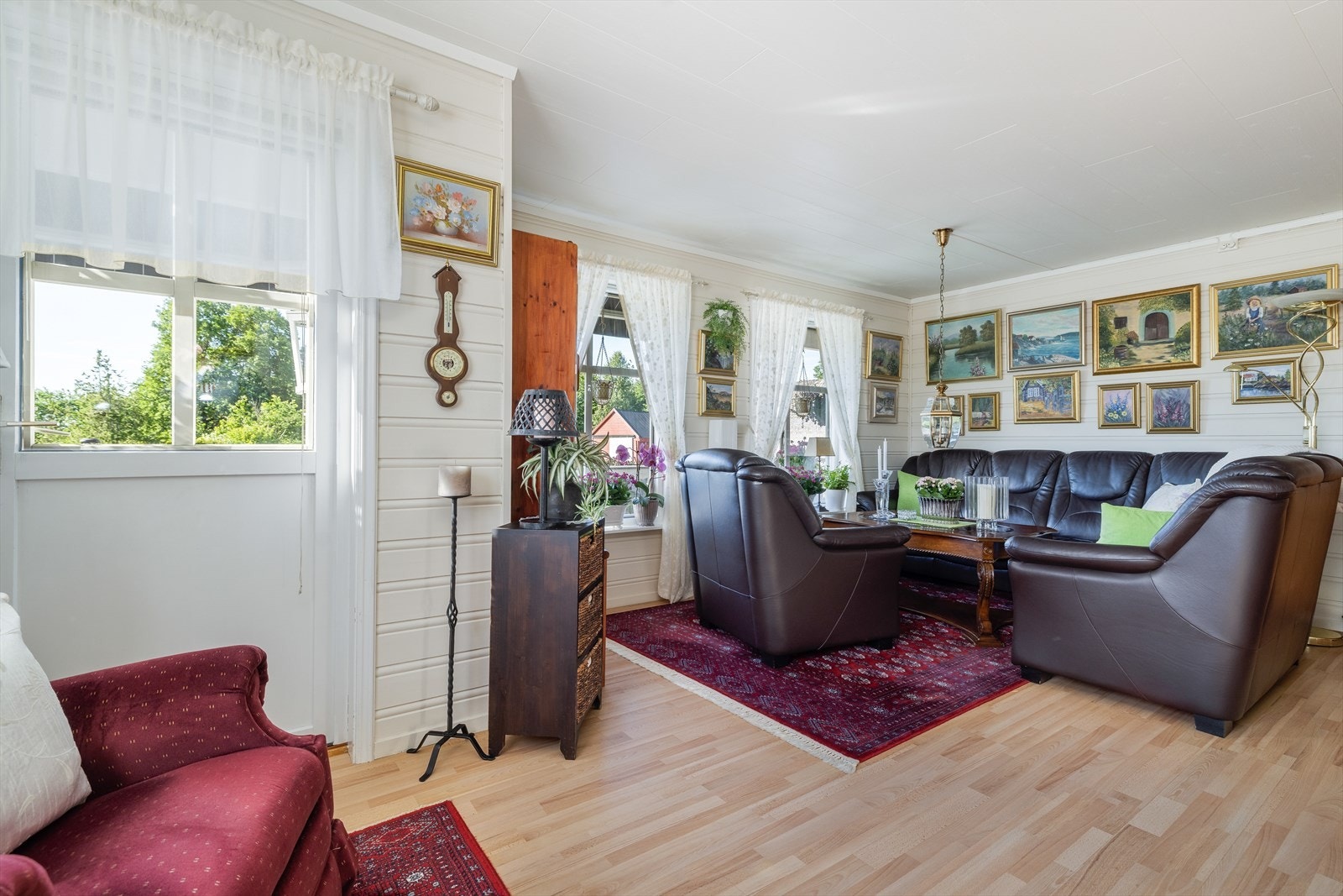 God plass både til sofagruppe og spisestue. Sentralt i rommet er etablert åpen peis med Dovre innsatsovn fra byggeår, som sørger for lun og god varme vinterstid. Galleribilde