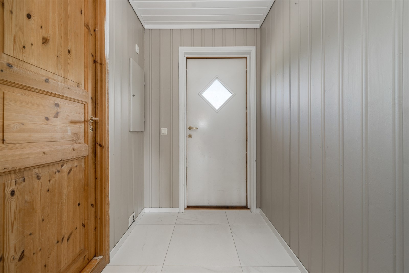 Lys entré med fin plass til oppbevaringsmøblement for sko- og yttertøy. Sikringsskap med automatsikringer fra byggeår. Ny måler i 2017. Galleribilde