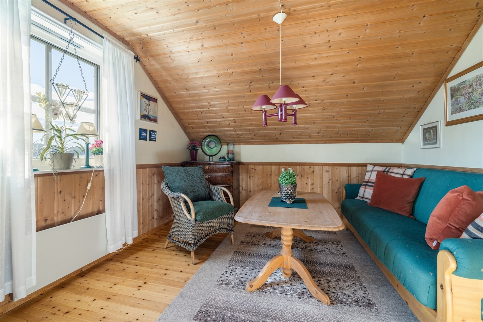 Det andre soverommet har også vindusflate mot vest og god plass til diverse soveromsmøblement. Soverommet benyttes i dag som en ekstra loftstue. Galleribilde