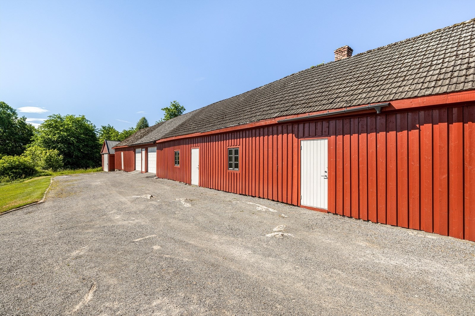 Lagerbygning fra 1860 er på 188 m² og inneholder 2 lagerrom, bryggerrom, bruksrom, opprinnelig våtrom m/wc, verksted, garasje og vedskjul. Galleribilde
