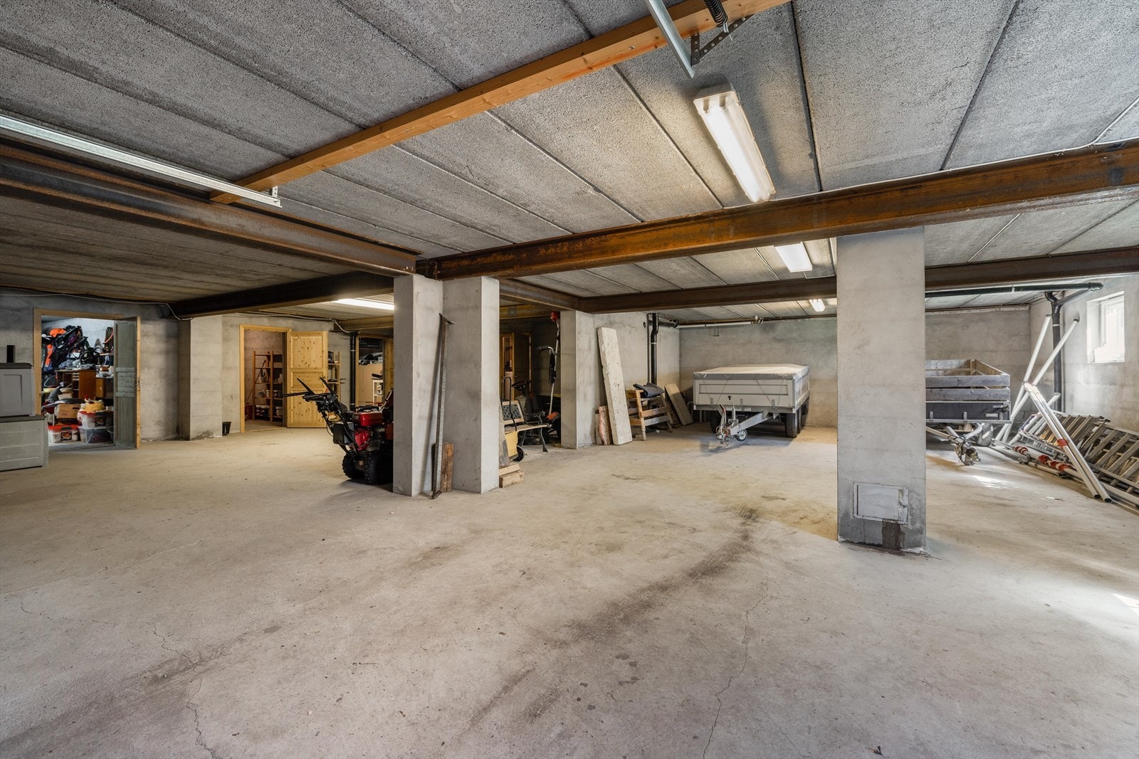 De tre boenhetene har en felles kjeller med garasjerom, kjellerrom og teknisk rom. I teknisk rom er blant annet varmtvannsberedere på 200 liter til hver boenhet plassert. Galleribilde