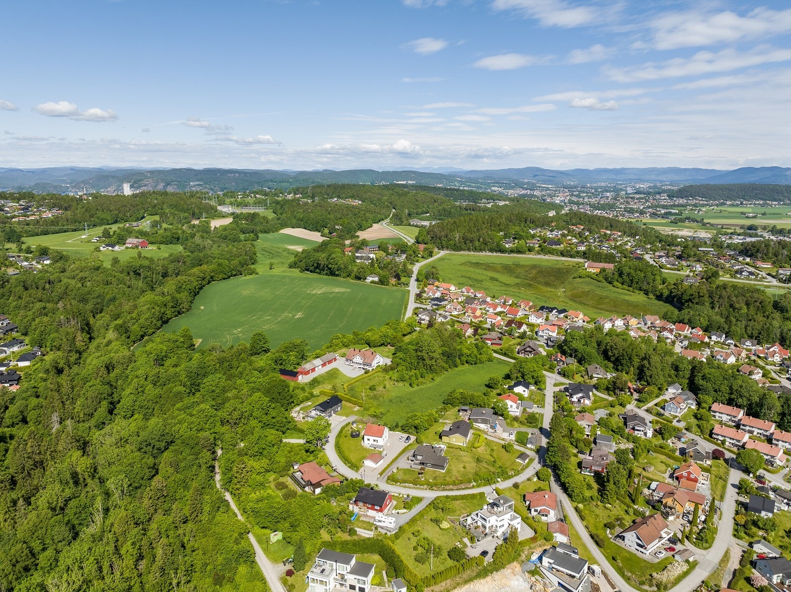 Eiendommen består av blant annet 83,7 dekar fulldyrka jord og 162 dekar produktiv skog. Tunet ligger usjenert til i avstikker fra Amund Tvetens veg, på en liten høyde med gode solforhold Galleribilde