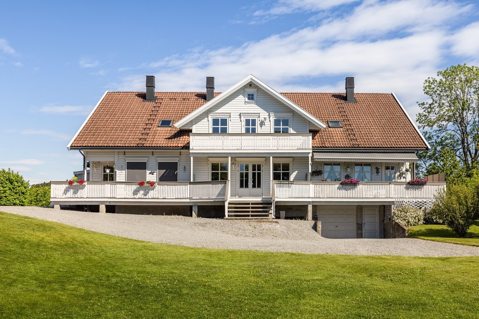 Tunet ligger usjenert til i avstikker fra Amund Tvetens veg, på en liten høyde med gode solforhold og pent opparbeidet hage av god størrelse. Galleribilde