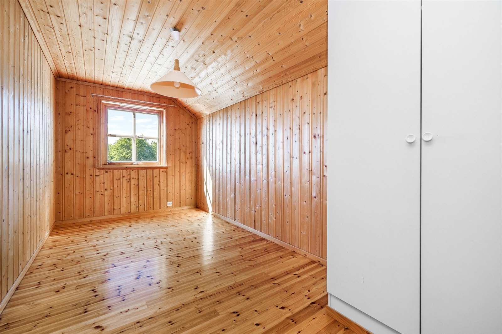 Det tredje soverommet har god plass til diverse soveromsmøblement, samt garderobeskap for klesoppbevaring. Galleribilde