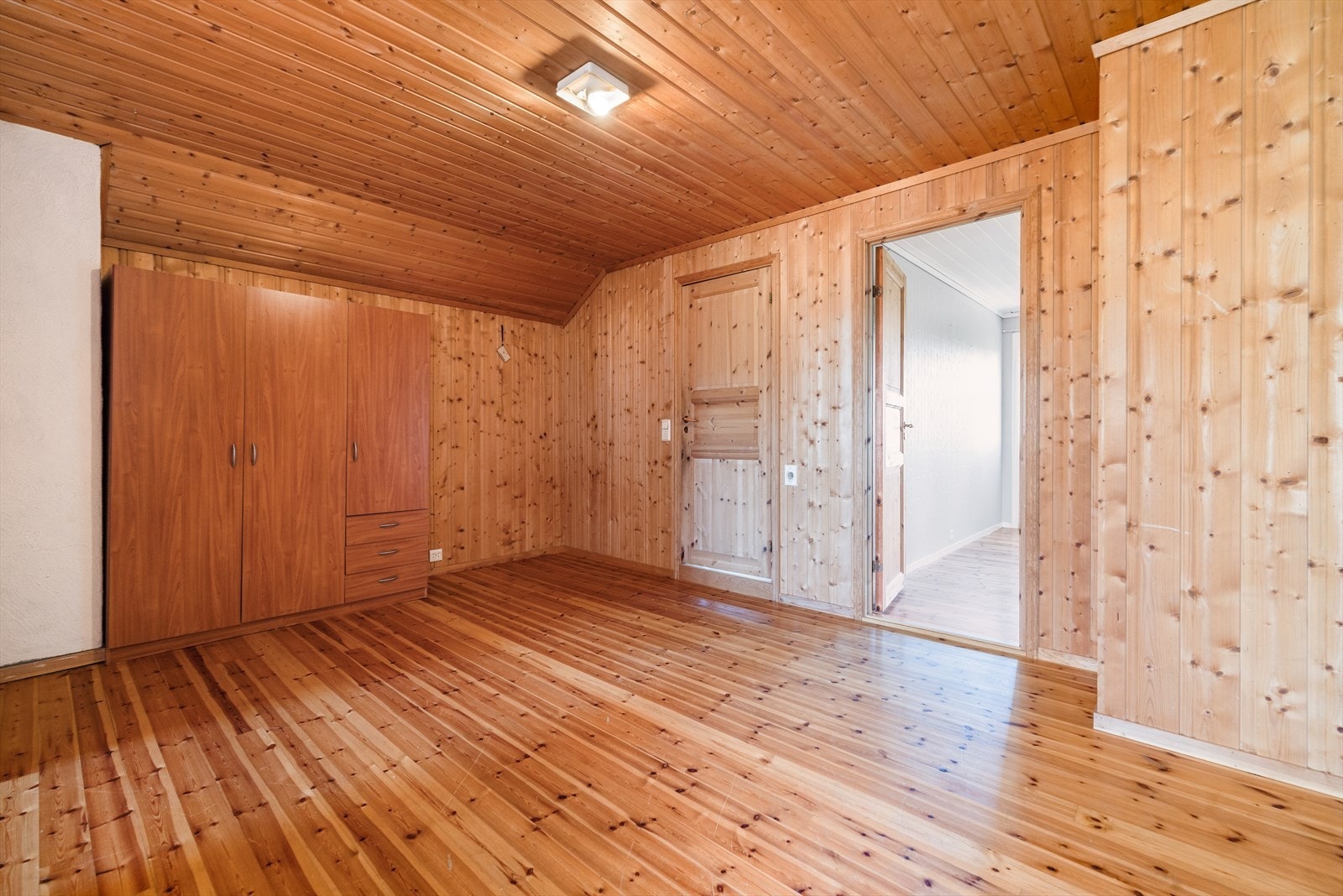 Romslig trappegang i loftetasjen, med garderobeskap og uttak til sentralstøvsuger. Fra trappegangen er det adkomst til boenhetens tre soverom og ett av boenhetens to bad. Galleribilde