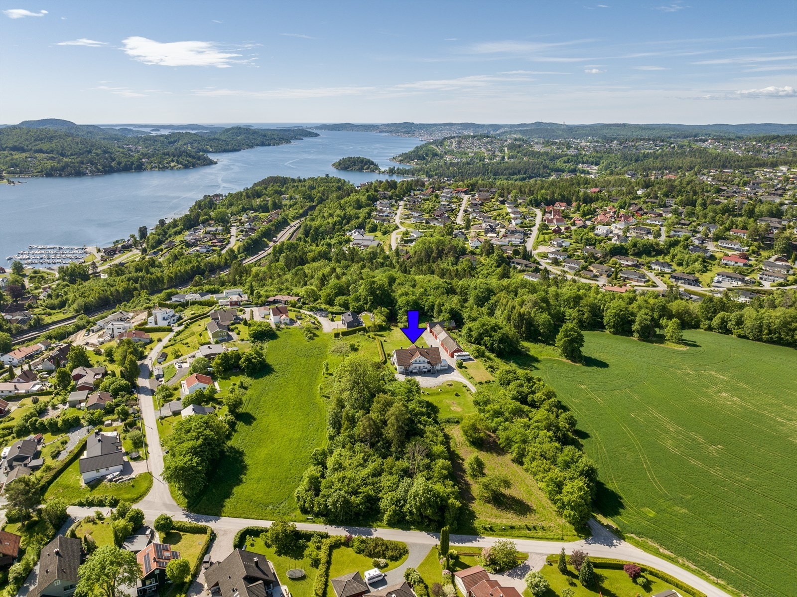 Søndre Tveten er en stor, idyllisk landbrukseiendom med nydelig og solrik beliggenhet på Tveten, på Eidanger i Porsgrunn. Galleribilde