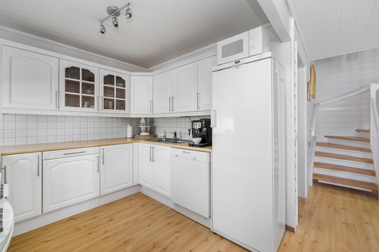 Kjøkkenet er utstyrt med nedfelt stålvask og opplegg for oppvaskmaskin. Det er ellers avsatt plass til frittstående hvitevarer. Galleribilde