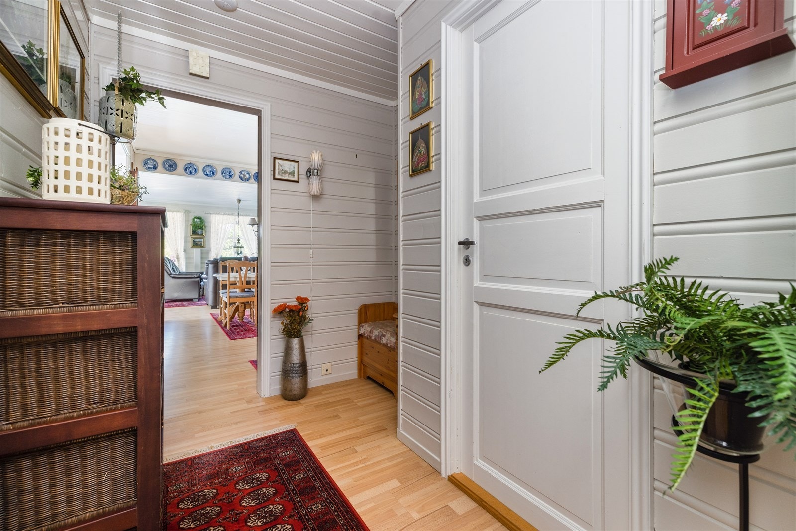 Gangareal mellom stue og entré. Her er det noe plass til oppbevaringsmøblement, samt tilliggende bod/walk-in med ytterligere oppbevaringsplass. Galleribilde