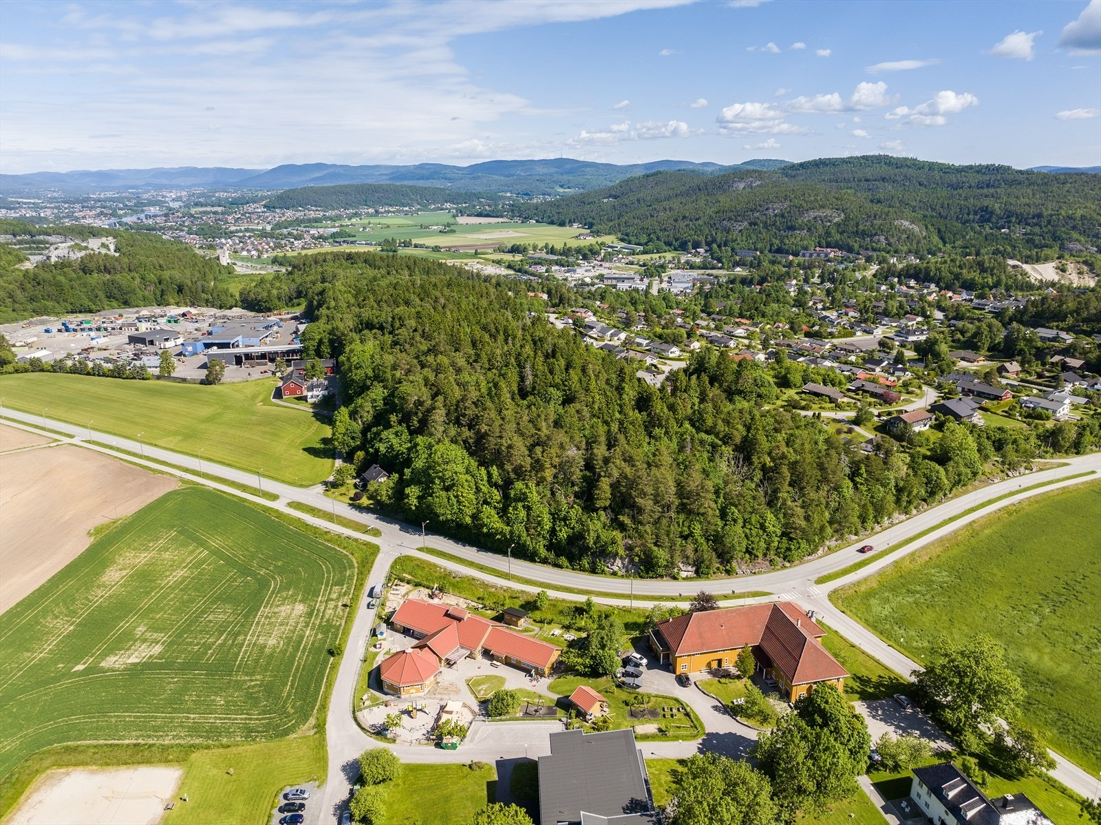 To av teigene som tilhører eiendommen har eget gårds- og bruksnummer, og ligger på motsatt side av Tveitanvegen. Disse ligger langs boligområdene i Tveitanlia og består hovedsakelig av skog. Galleribilde