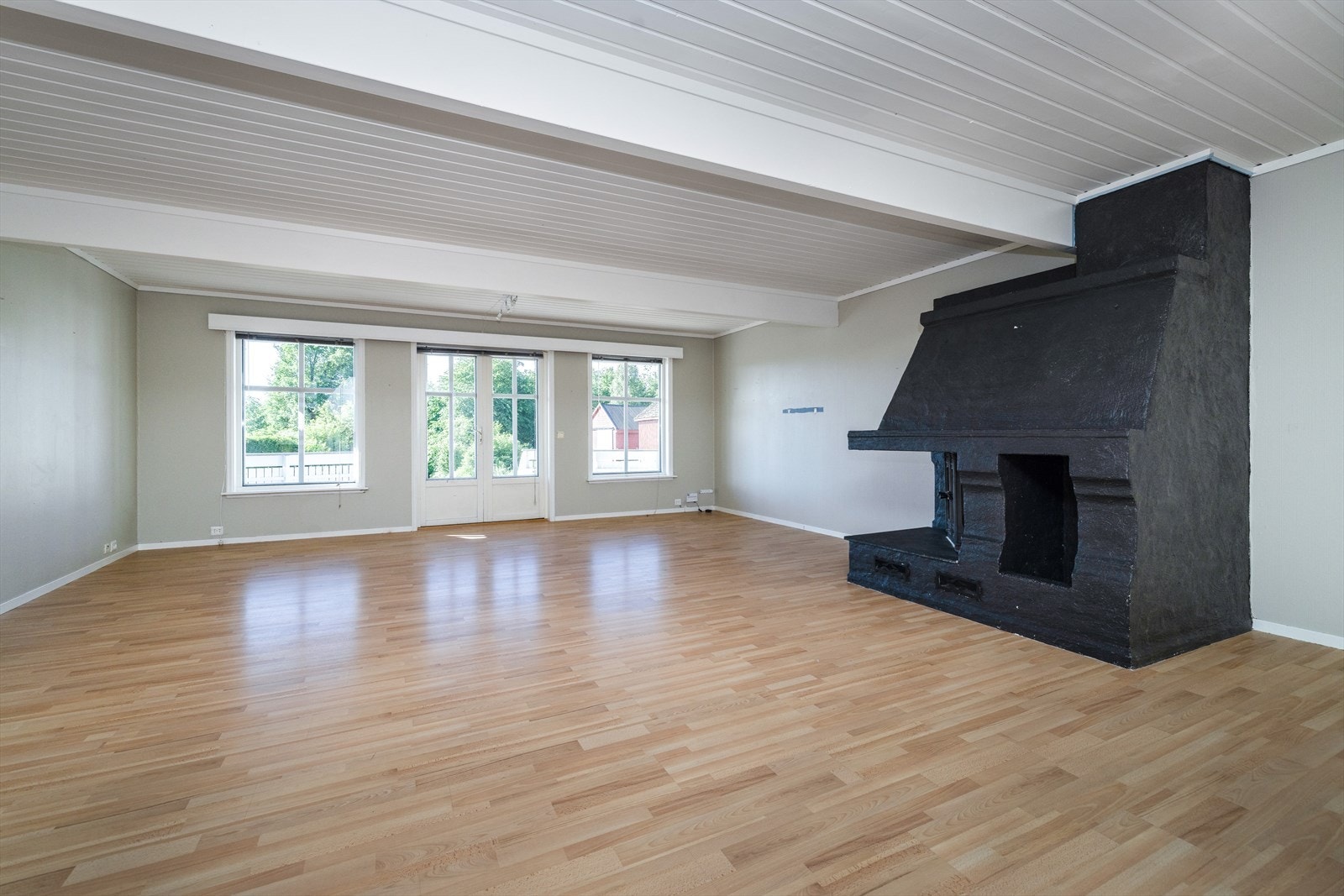 Trivelig stue av svært god størrelse i 33B, med store, sydvendte vindusflater som slipper godt med naturlig lys inn i rommet. NB. laminatgulv er fjernet etter at bildet ble tatt, grunnet vannlekkasje. Galleribilde