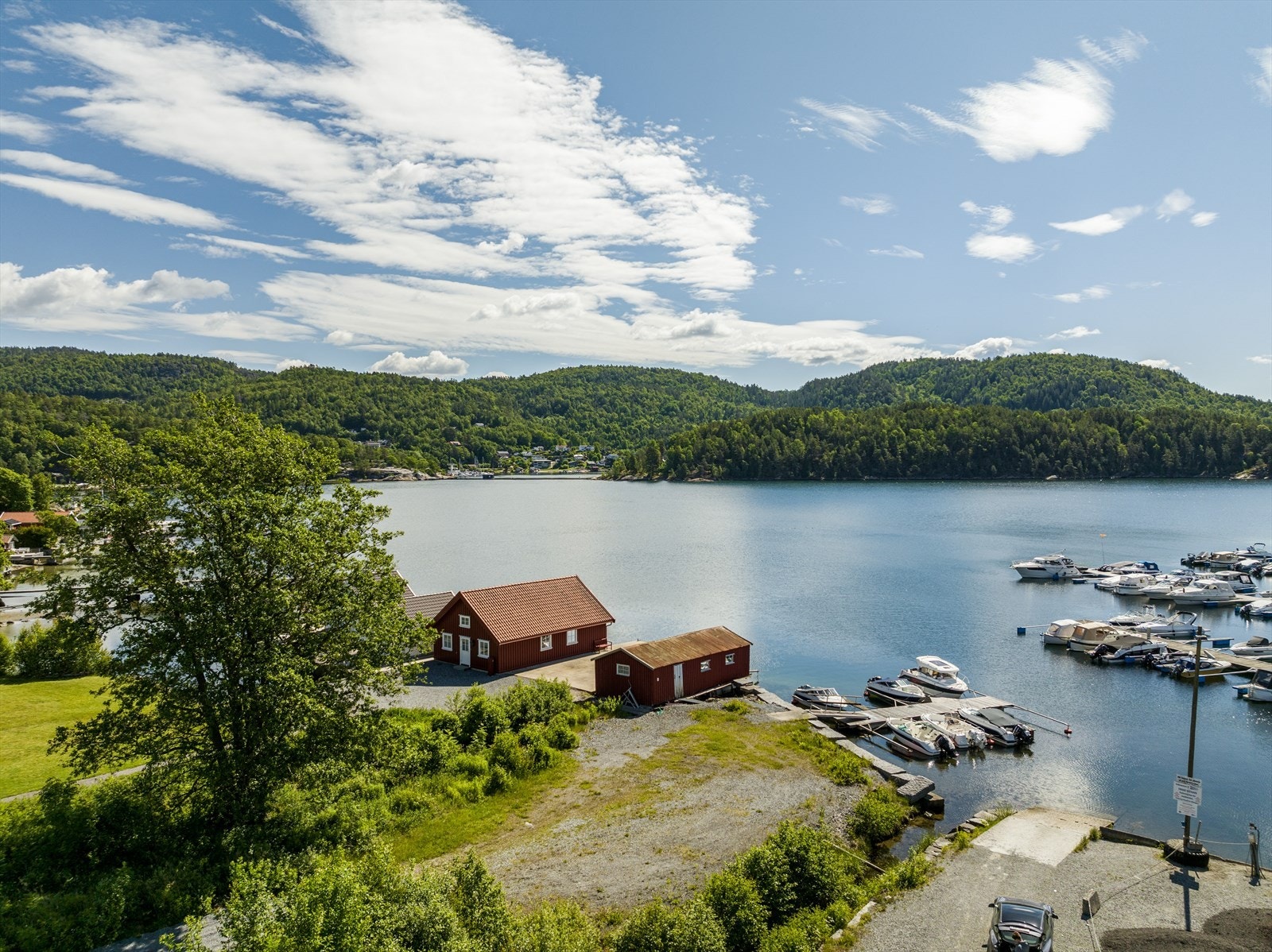 Fra boligen er det for øvrig kort vei til flere fine og populære badeplasser langs idylliske Eidangerfjorden, blant annet Olavsberget og Mule Varde. Galleribilde