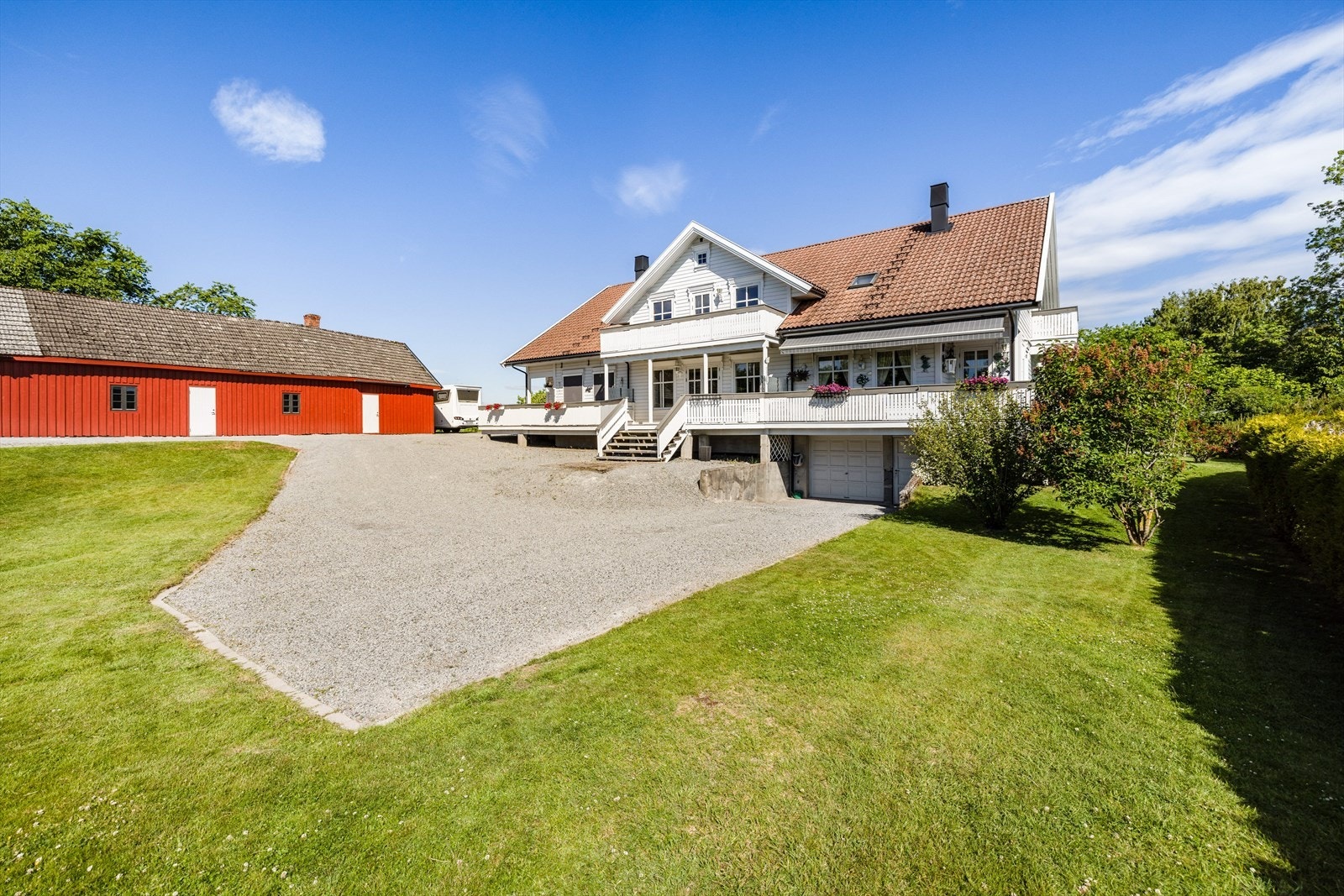 Flermannsboligen inneholder tre boenheter og ligger i landlige omgivelser, men likevel sentralt til i et attraktivt og barnevennlig boligområde. Galleribilde