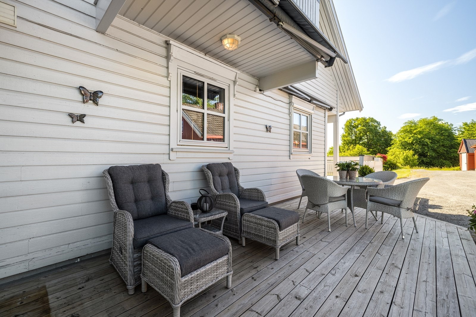 På terrassen er det god plass til utemøblement og i sommerstuen sitter man lunt og godt til, skjermet for vær og vind. Galleribilde