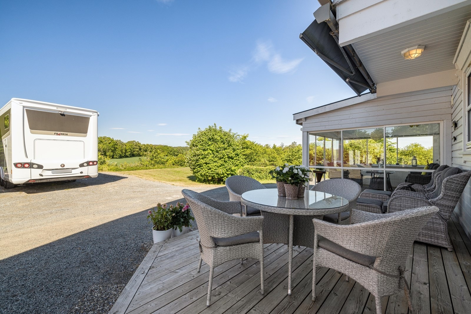 Fra verandaen er det nedgang til en vestvendt terrasse med hyggelig sommerstue oppført i 2016. Markiser for solskjerming fra 2017. Galleribilde