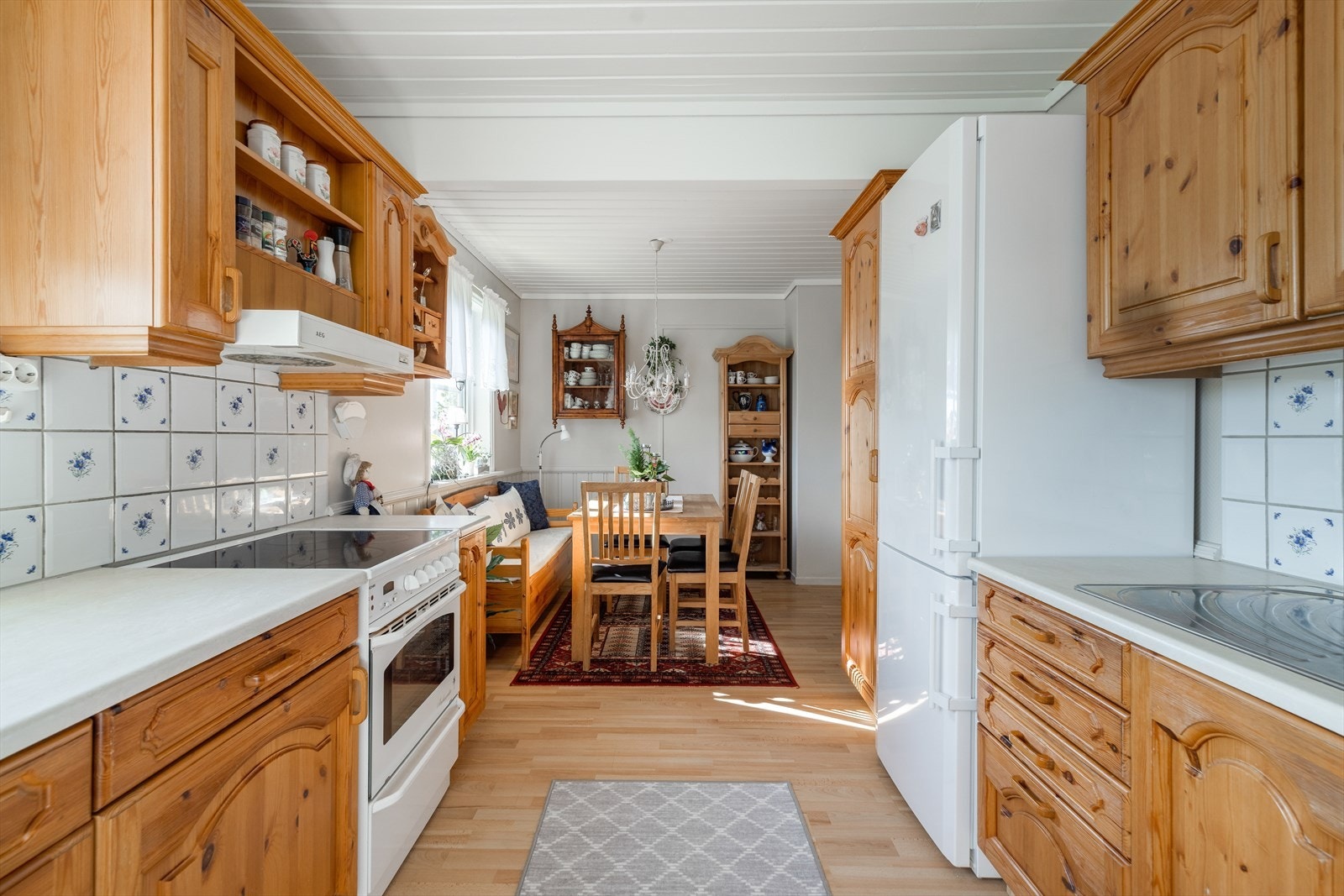 Kjøkkenet er utstyrt med nedfelt stålvask og opplegg for vaskemaskin. Det er ellers avsatt plass til frittstående hvitevarer. Galleribilde