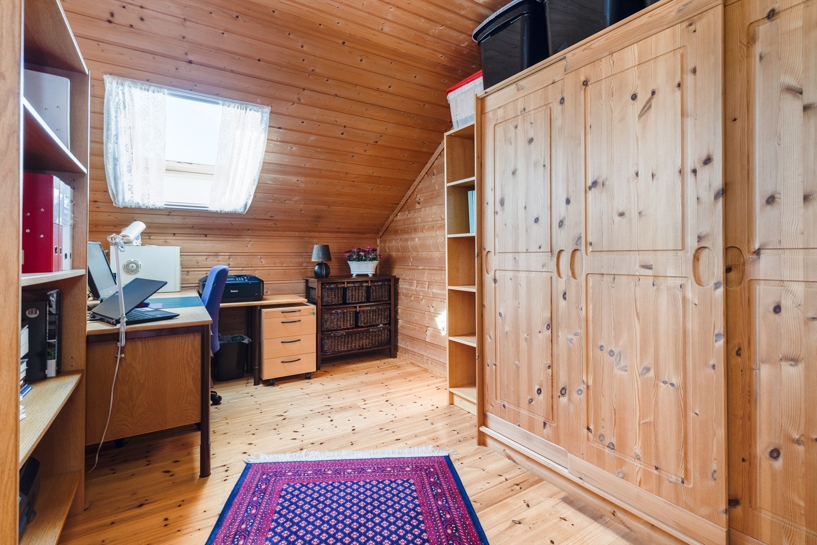 Det tredje soverommet benyttes i dag som kontor. Soverommet er innredet og omgjort uten at dette er søkt om eller godkjent av kommunen. Galleribilde