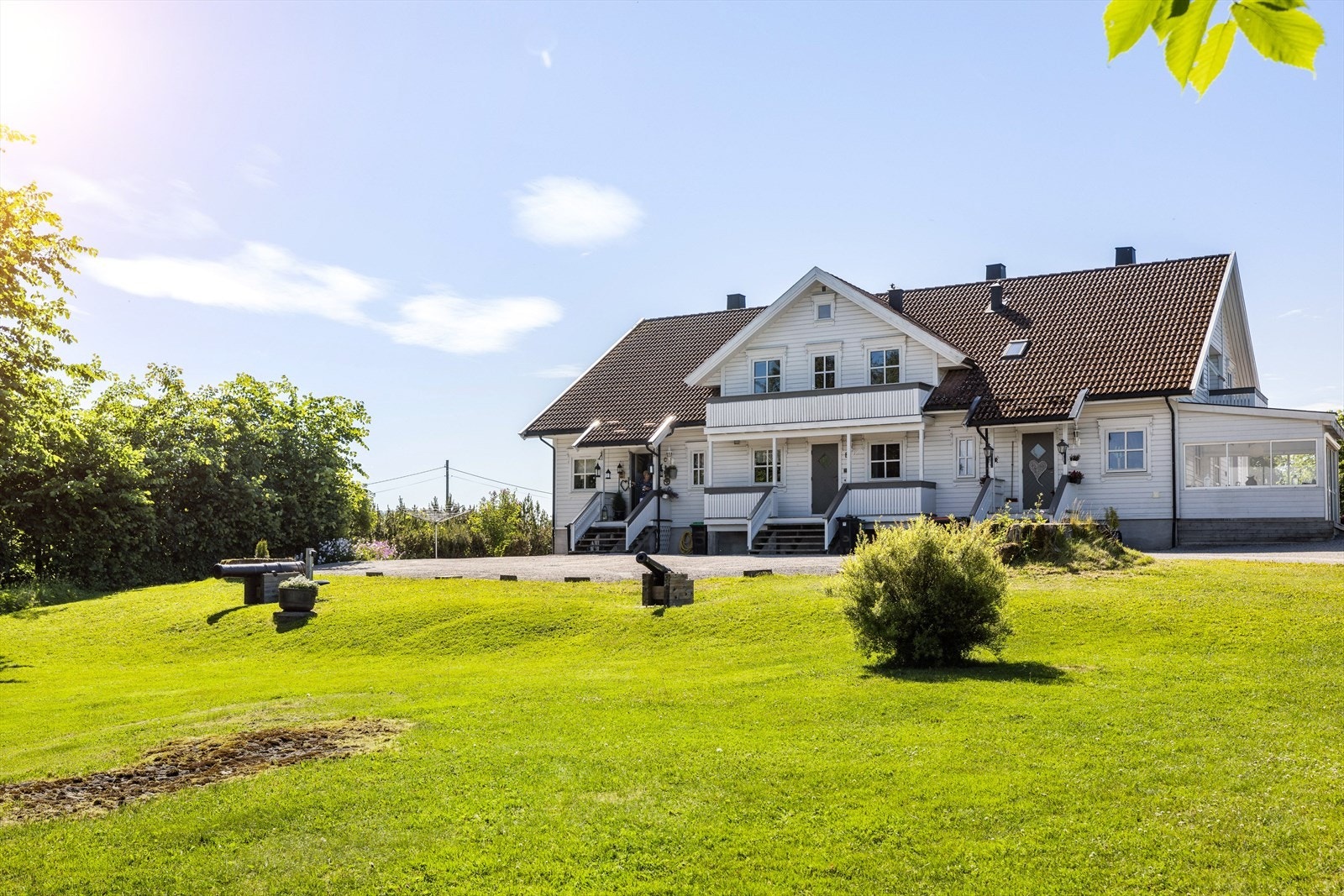 Eiendommen har en rekke parkeringsmuligheter, blant annet i garasjerom i kjeller eller i de to frittstående lagerbyggene/garasjene. Ellers god plass til parkering på gruset plass på tunet eller ved inngangspartiene. Galleribilde