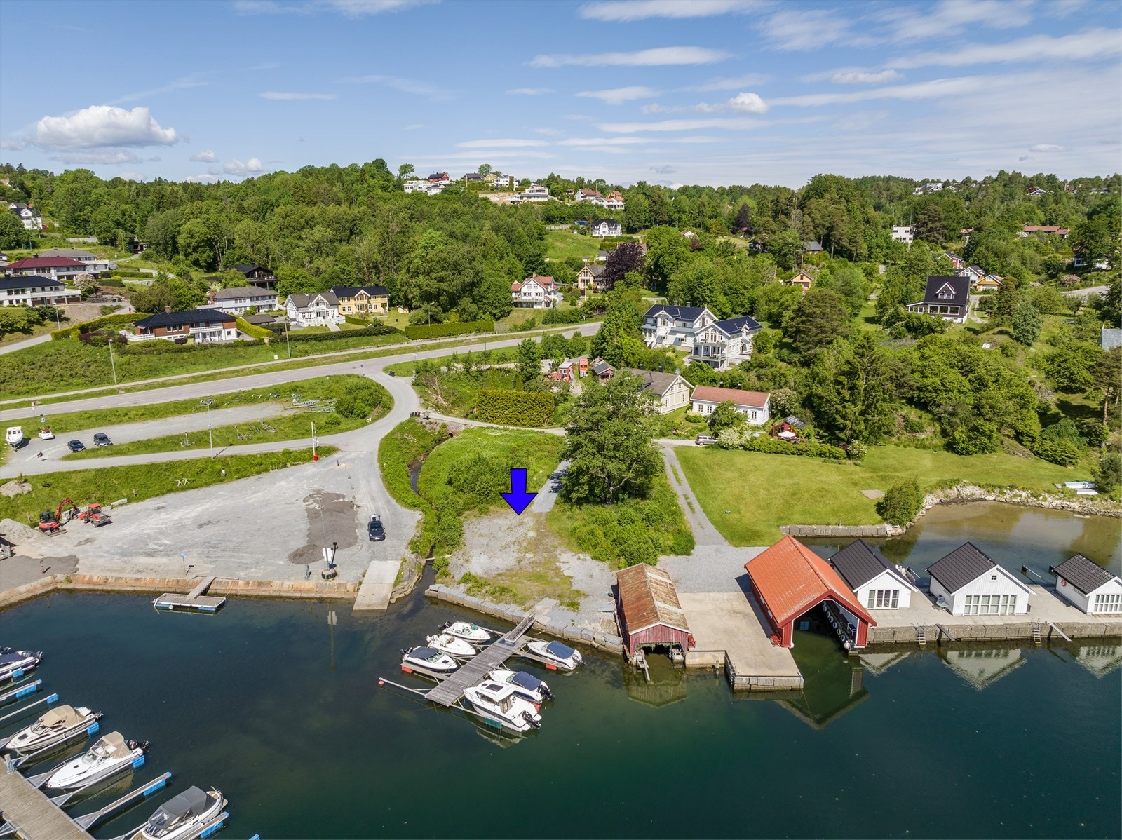 Området er attraktivt og barnevennlig, med nærhet til det meste man trenger i hverdagen! Kort vei til dagligvareforretninger, barnehage og skoler, samt gode bussforbindelser og flere flotte tur- og rekreasjonsområder. Galleribilde