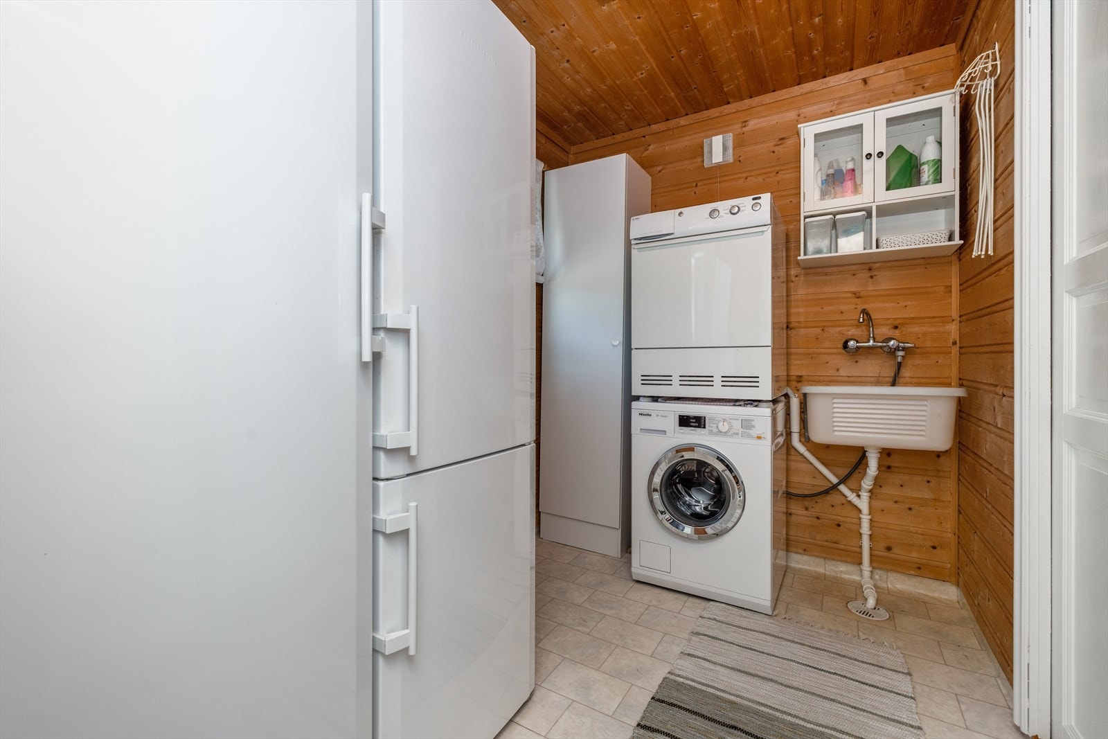 Eget romslig vaskerom i hovedetasjen, praktisk tilliggende boenhetens entré og kjøkken. Vaskerommet innehar standard fra byggeår. Galleribilde