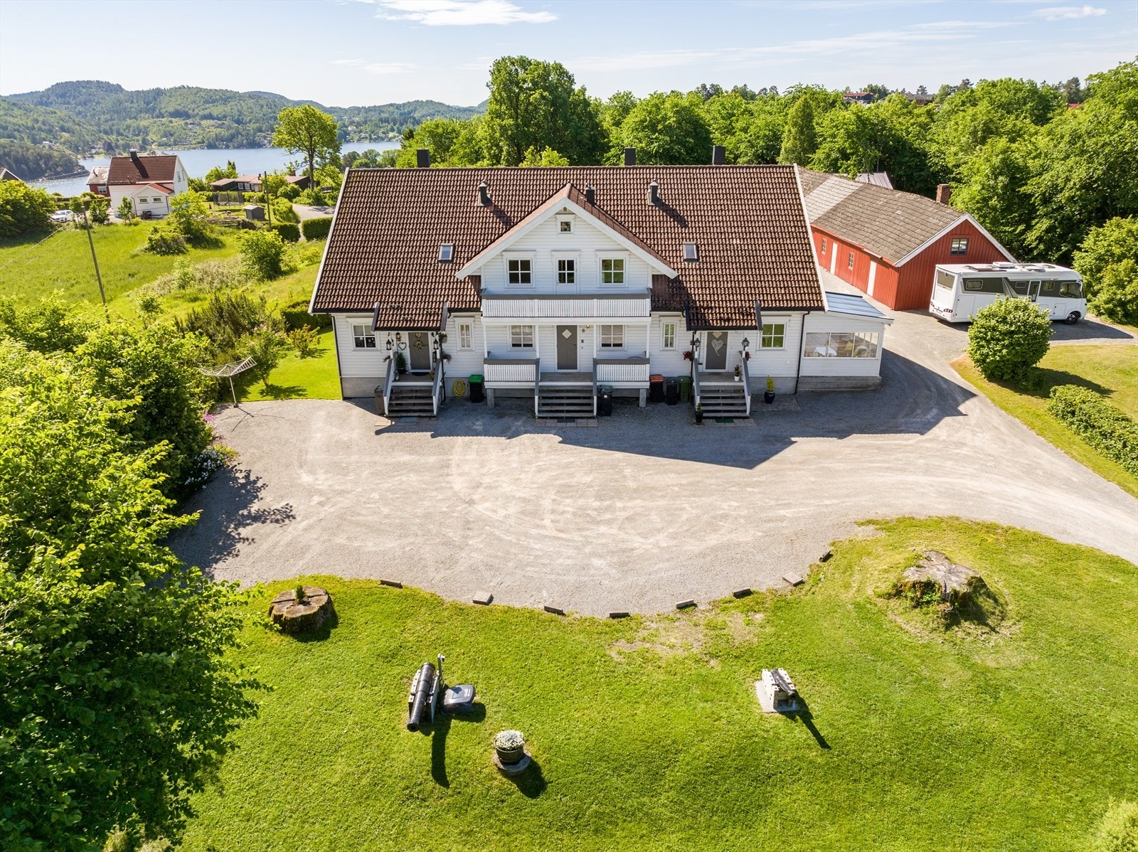 Eiendommen byr på rikelig med tumleplass for liten og stor. I tilknytning til tunet står det oppført to lagerbygninger/garasjer, den ene oppført i 1860 og den andre i 1942. Galleribilde