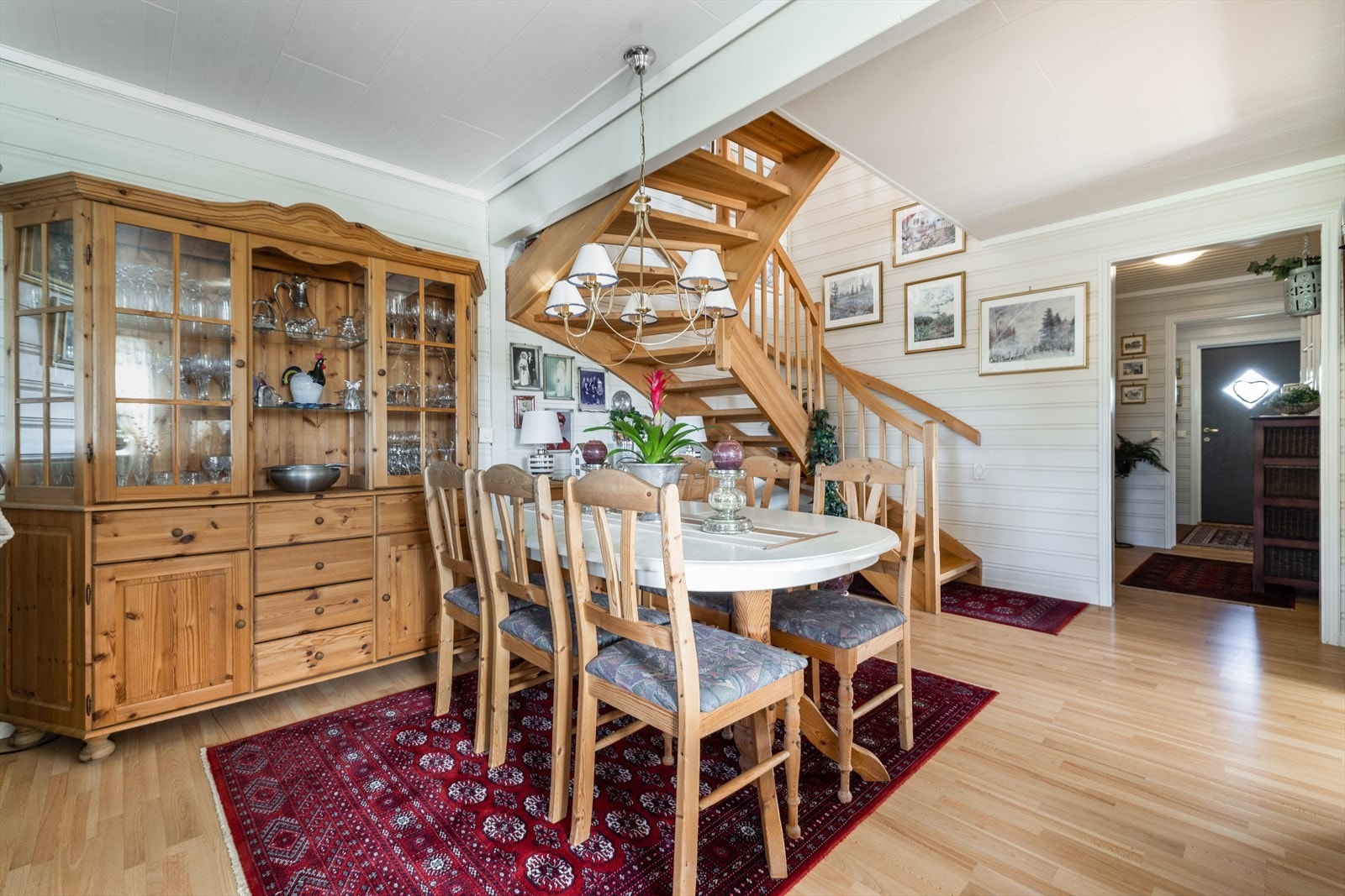 Fra stuen er det utgang til sydvendt veranda tilhørende denne boenheten, samt er det etablert oppgang til loftetasjen via åpen furutrapp. Galleribilde