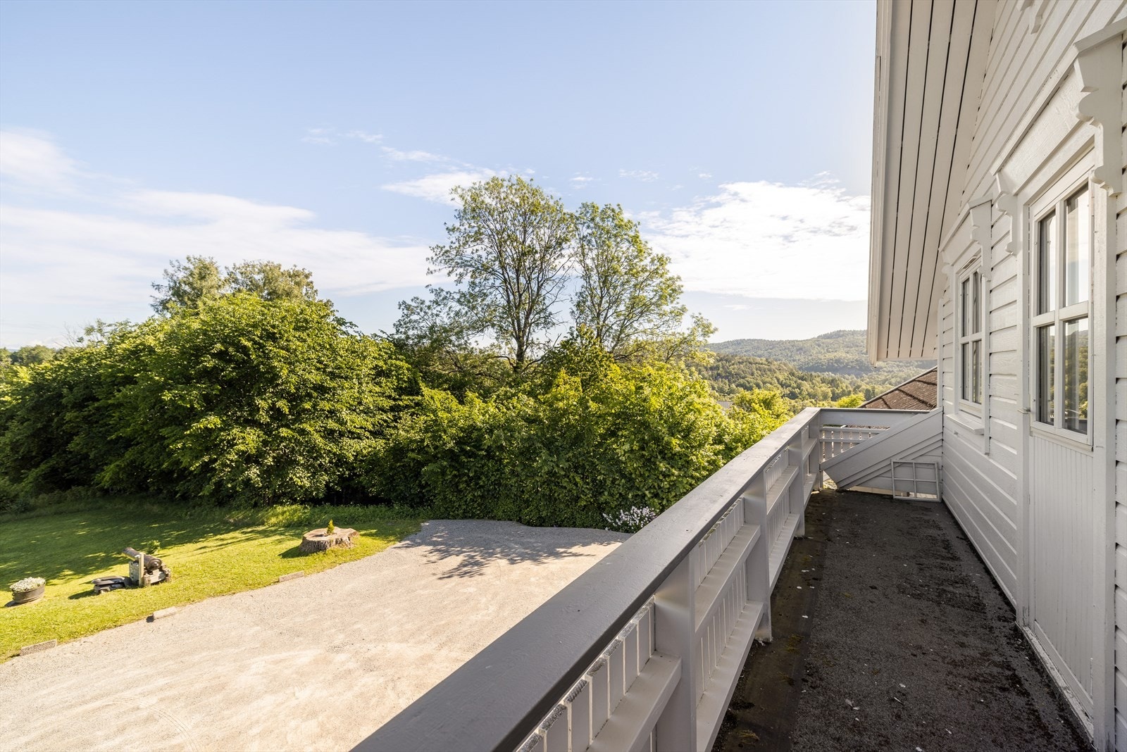 Det andre soverommet har utgang til nordvendt balkong over inngangspartiet, med flott utsyn over egen gruset gårdsplass og tilliggende hagedel. Galleribilde