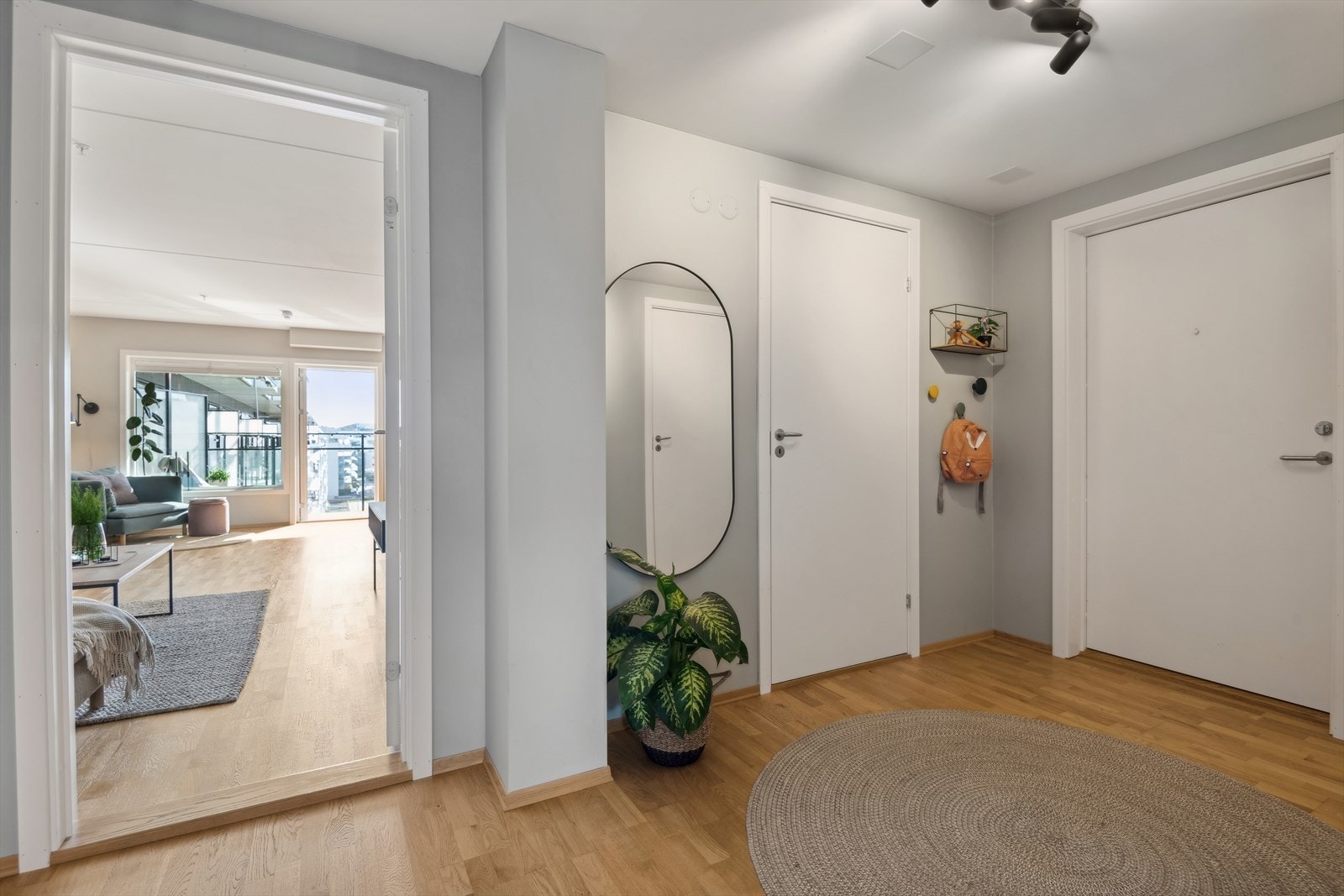 Entreen har gulv i parkett og vegger malt i fine fargetoner. Leiligheten er tilknyttet felles callinganlegg og har en brannklassifisert entrédør med kikkehull. Galleribilde