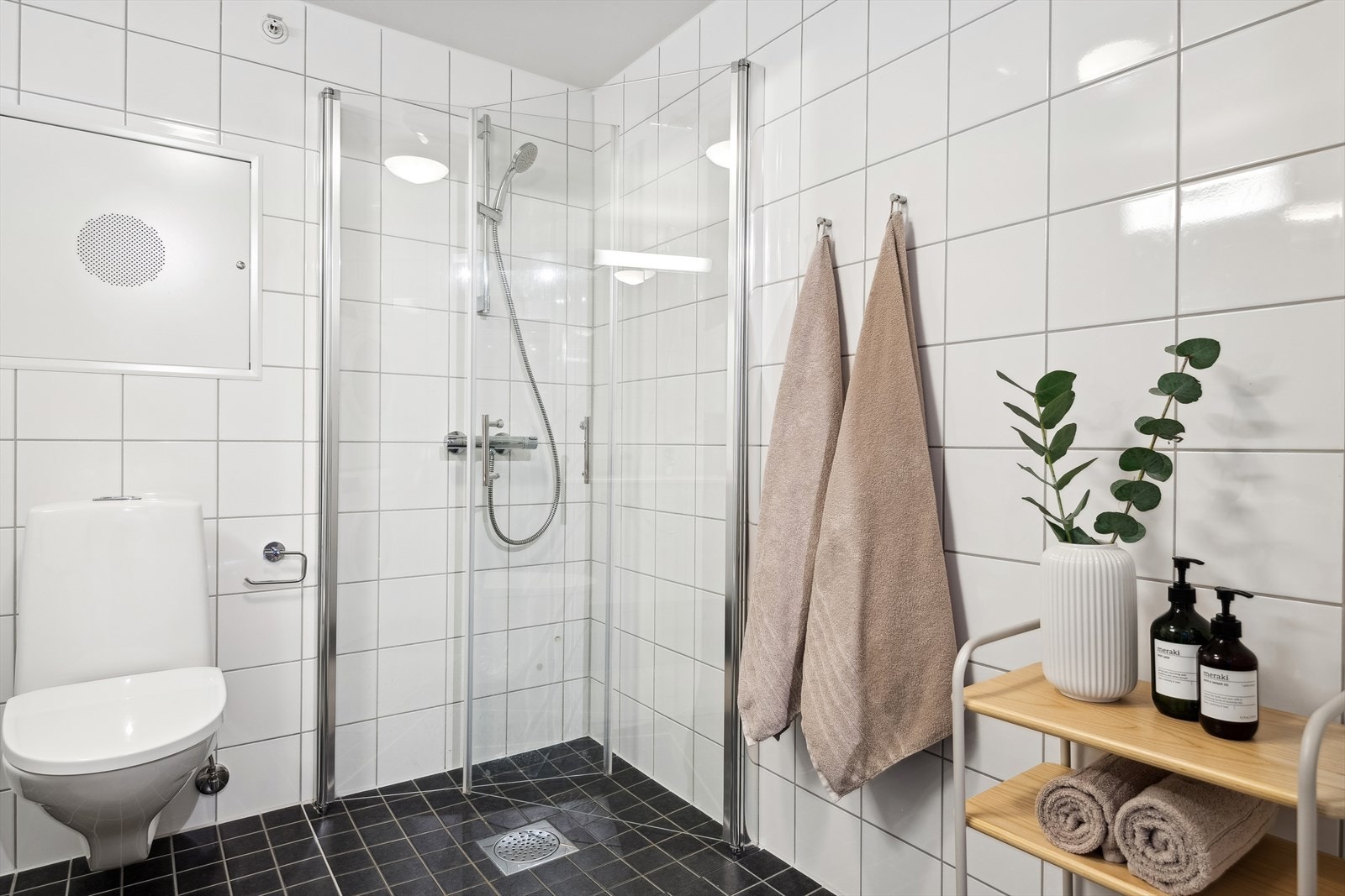 Baderomsinnredningen består av servantskap i glatt utførelse med heldekkende servant, praktisk overskap med glassdører, vegghengt toalett og dusjhjørne med svingdører gir optimal plassutnyttelse. Galleribilde