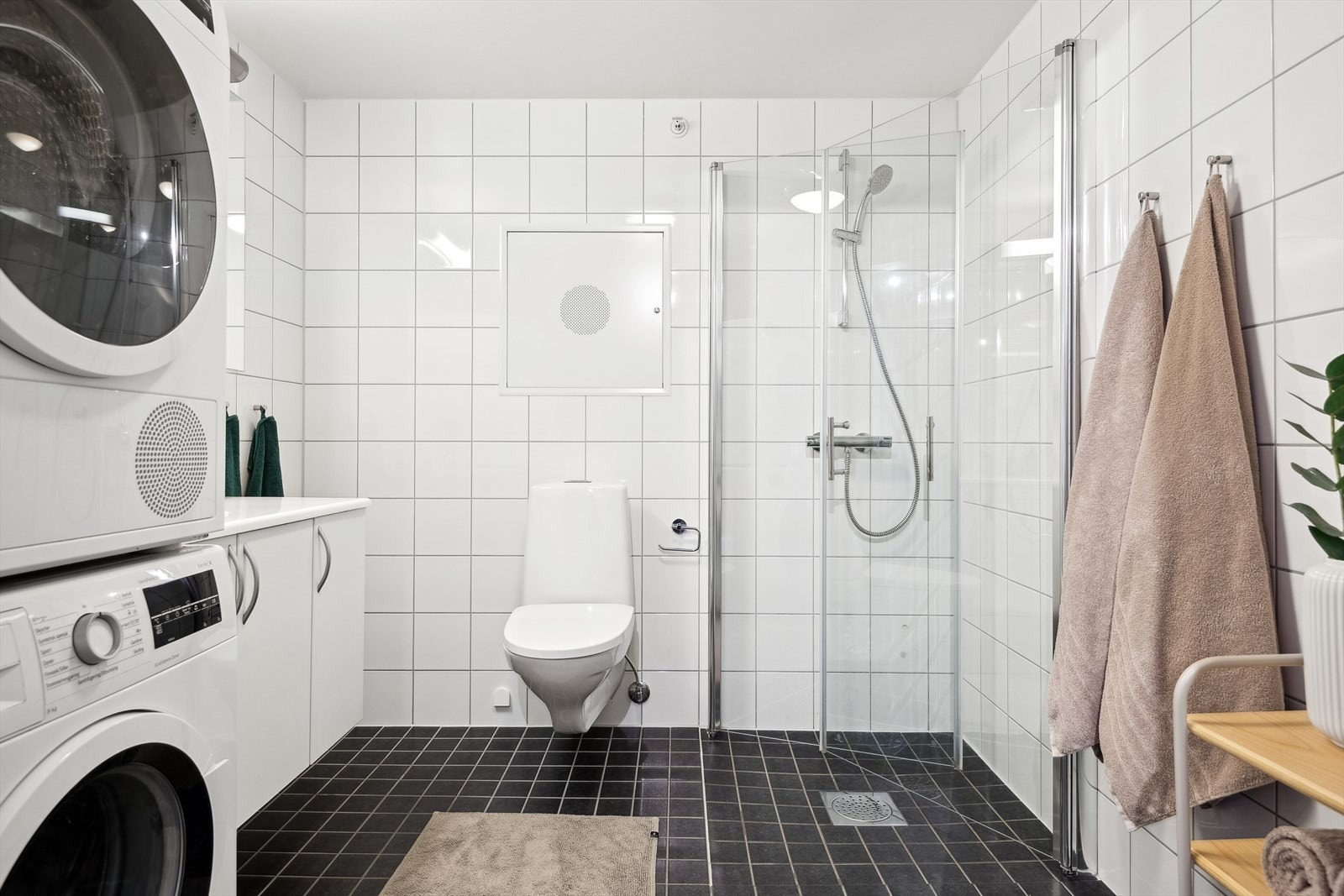 Pent bad med tidløse fliser på gulv og vegger, samt malt glatt himling. Det er behagelig varme i gulv. Galleribilde