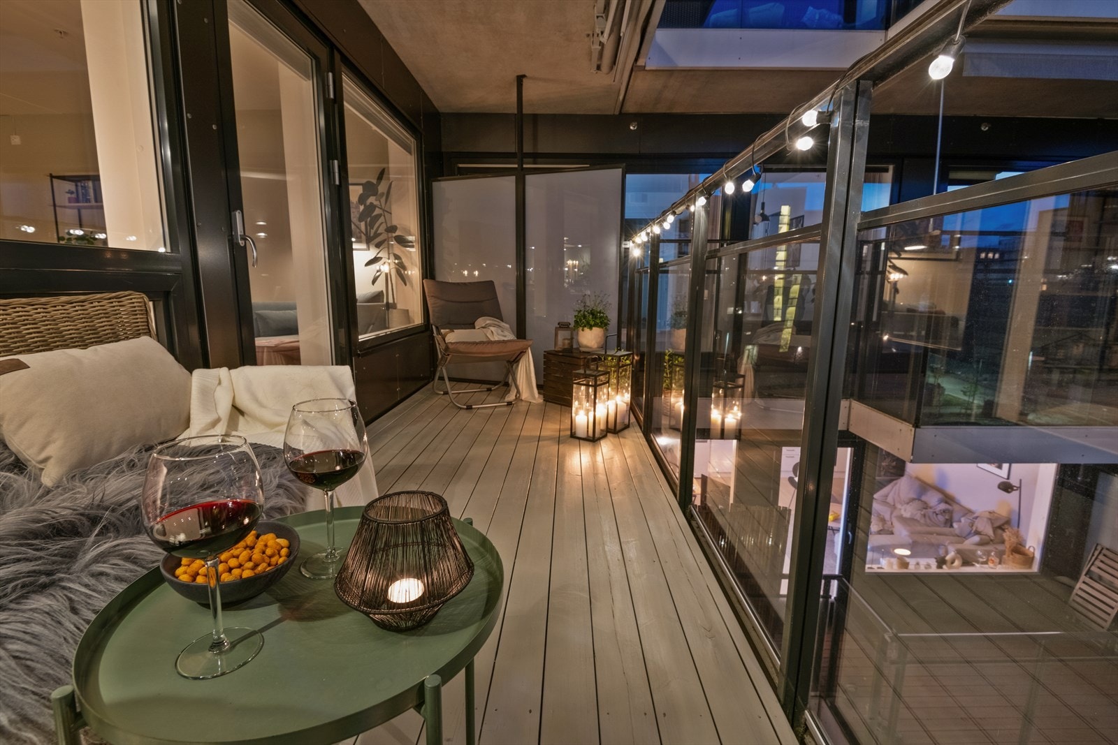 Det er både utelys og strømuttak, og montert motorisert markise for solskjerming og som gjør at man kan sitte i le for vinden eller unngå å trekke inn når det regner. Galleribilde