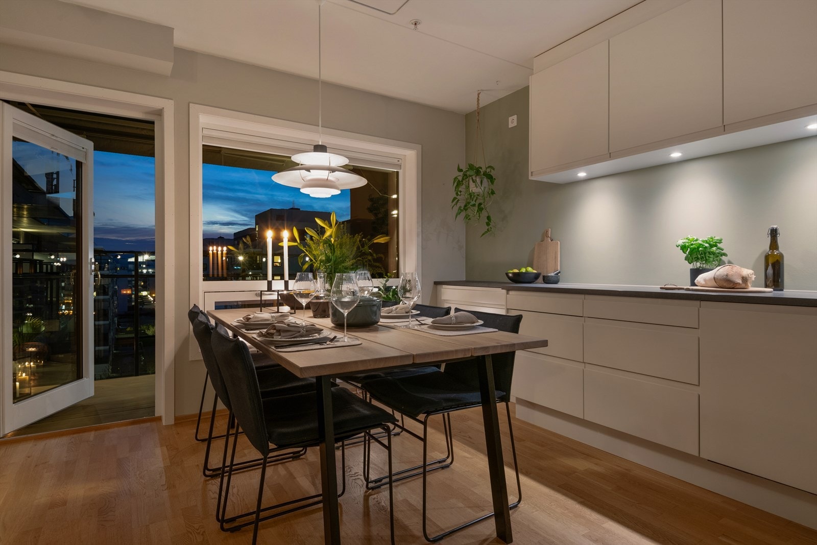 Foran vinduet ved kjøkkenet er det god plass til et stort spisebord. Galleribilde