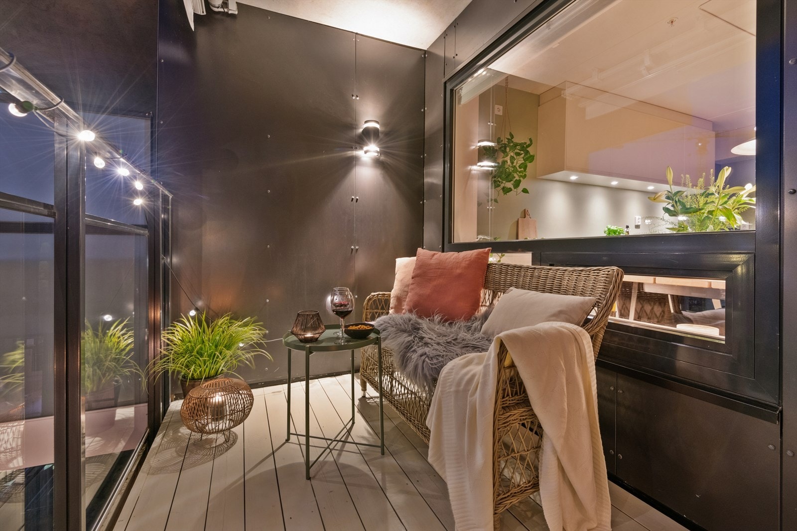 Fra stuen er det utgang til en sørvestvendt balkong på ca. 8 kvm. Galleribilde