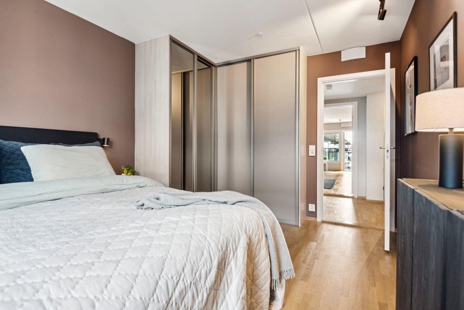 I skyvedørsgarderoben fra 2020 er det god oppbevaringsplass. Galleribilde