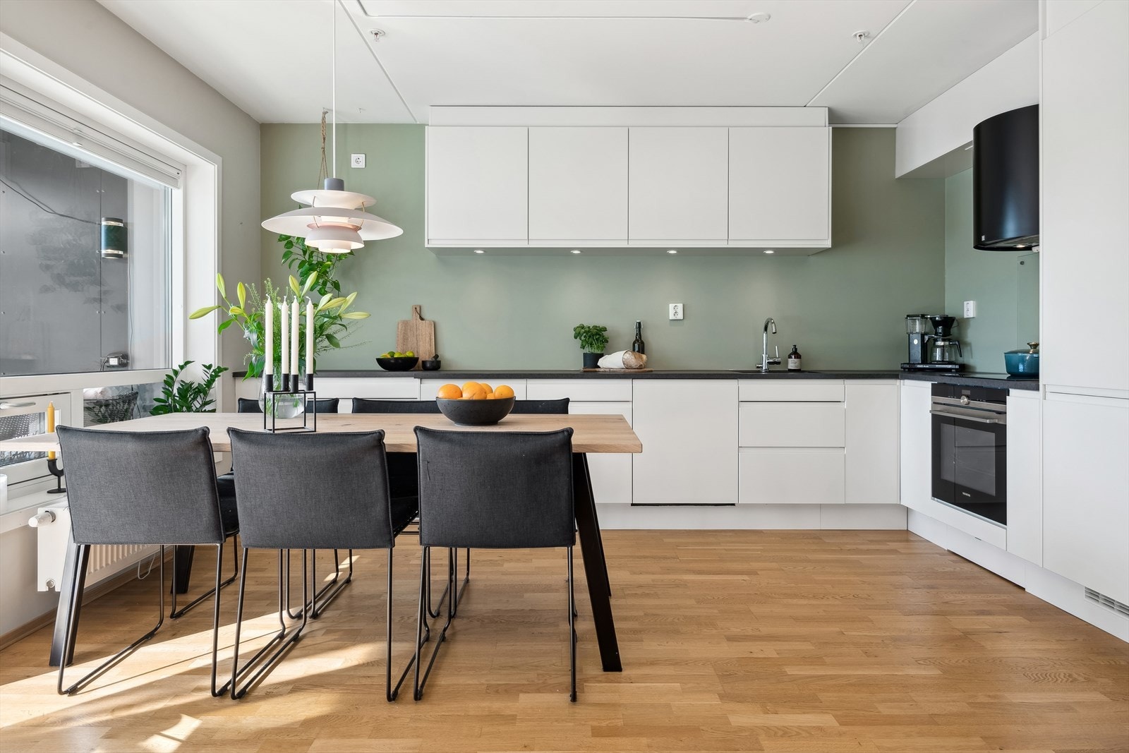 Kjøkkenet ligger fint tilbaketrukket i en egen sone, slik at oppholdsrommet har sine naturlig adskilte bruksområder. Galleribilde