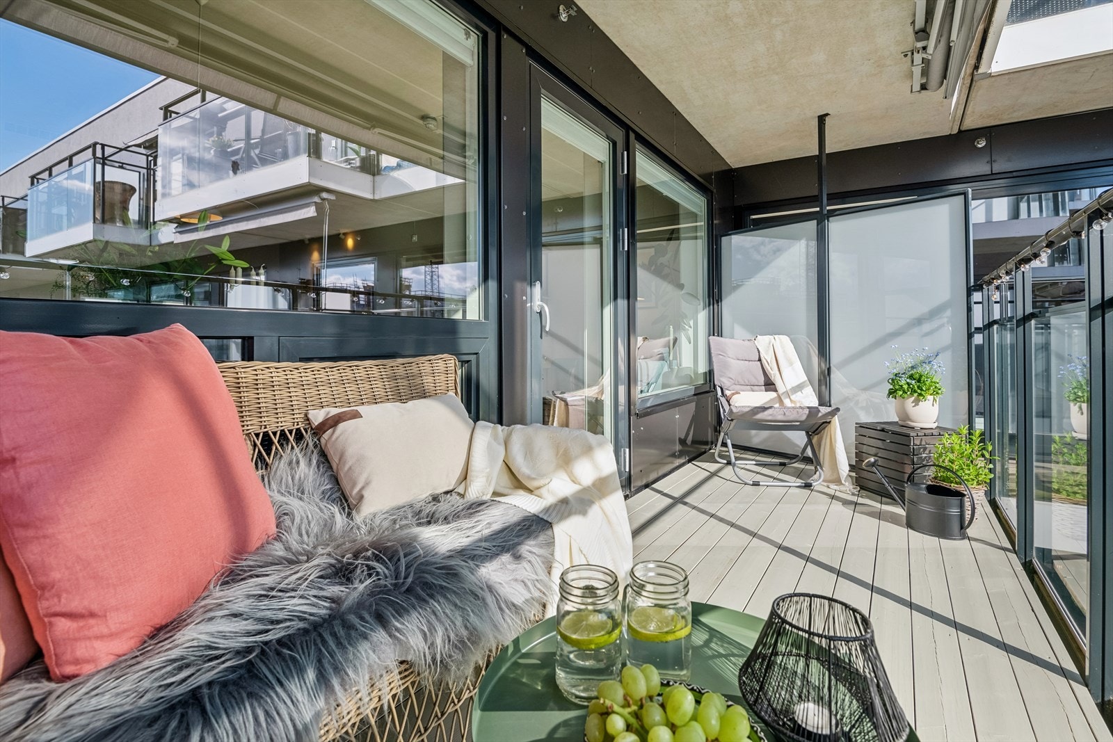 Balkongen har gode solforhold fra tidlig formiddag og utover kvelden, sommerstid. For de som gleder seg til grillsesongen, kan det være kjekt å vite at elektrisk- eller gassgriller kan benyttes. Galleribilde