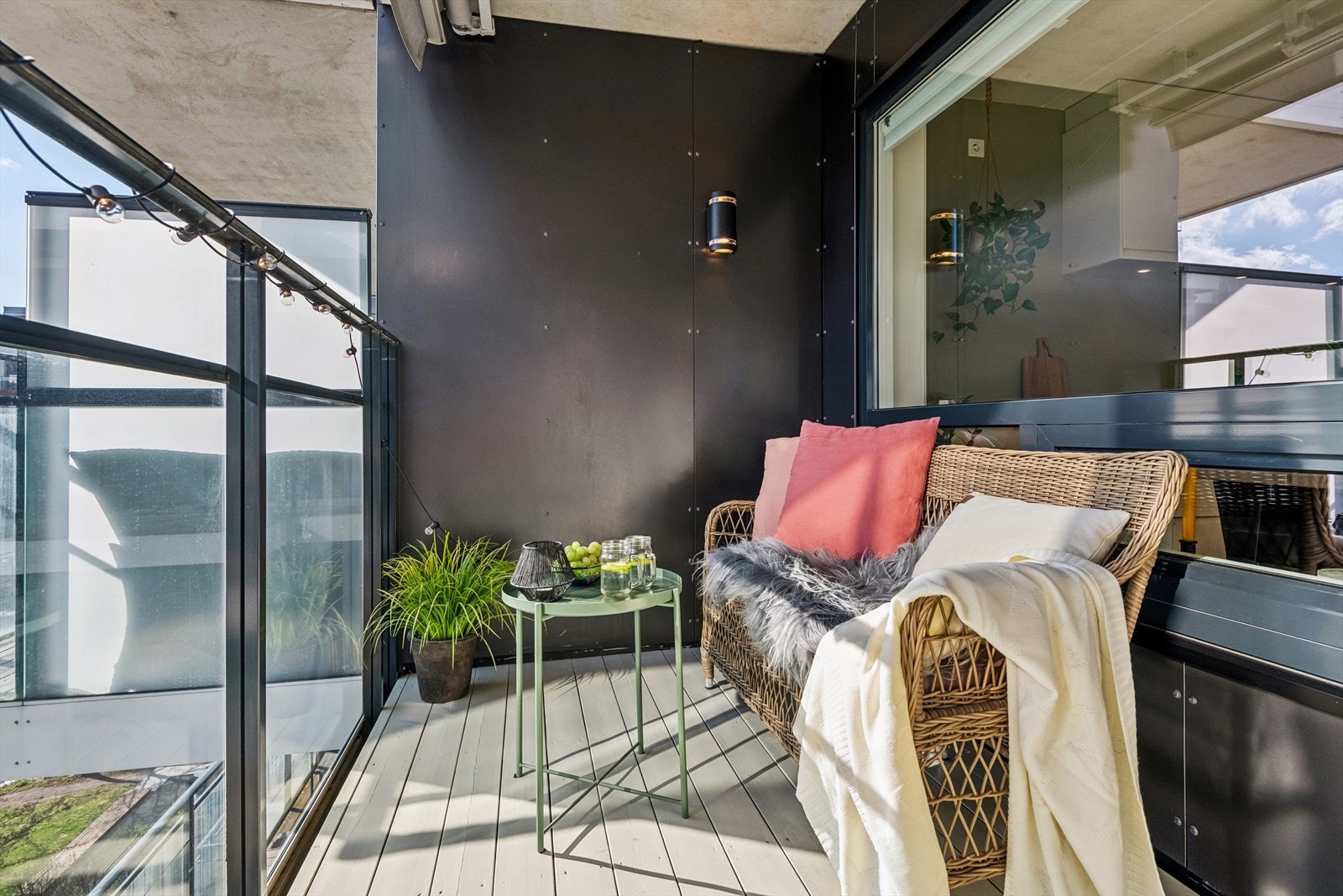 Balkongen har støpt dekke i betong belagt med spaltegulv og rekkverk med glassfelt som åpner opp for både utsikt mot vannspeilet og sol. Galleribilde