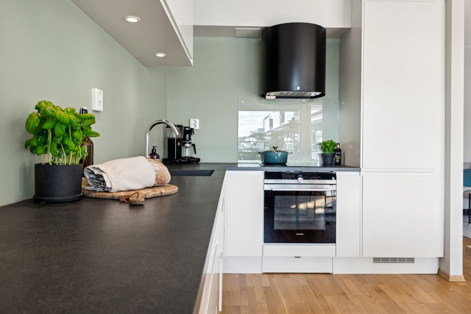 Integrert kjøl/frys, oppvaskmaskin (ny i 2020), stekeovn og nedfelt koketopp (ny i februar 2024) medfølger boligen ved salg. Galleribilde