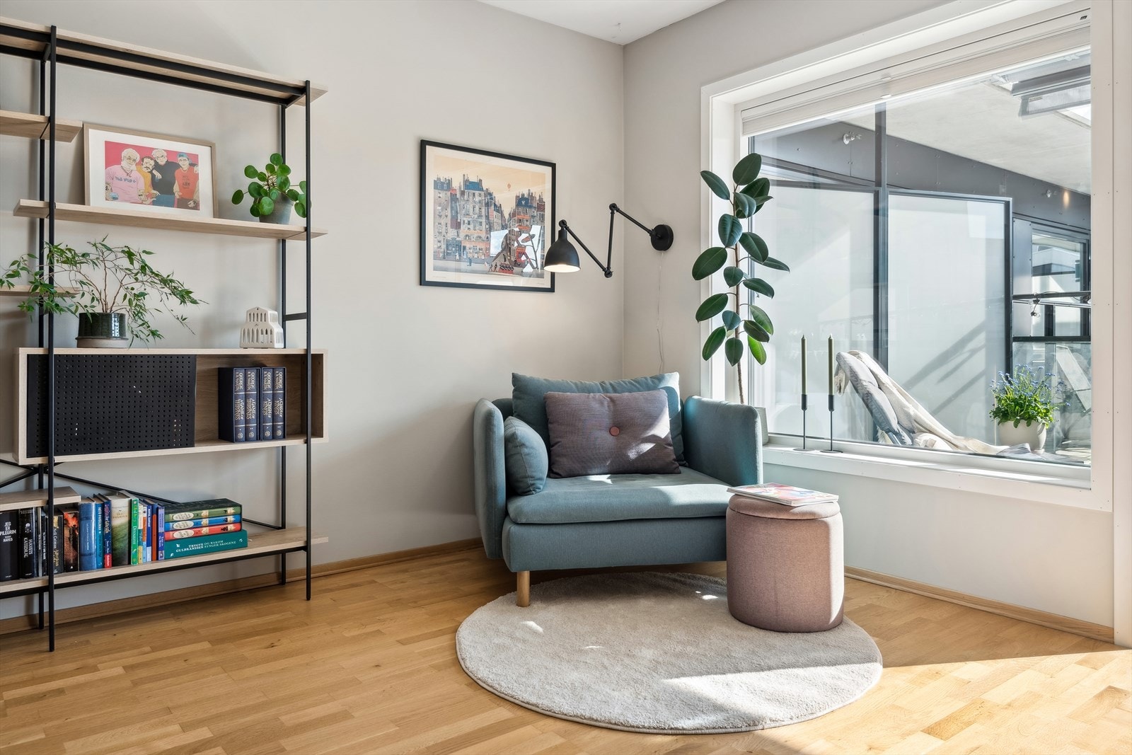 De store vindusflatene, sammen med en terrassedør gir stuen en luftig atmosfære med rikelig dagslys. Det er montert plisségardiner til solskjerming. Galleribilde