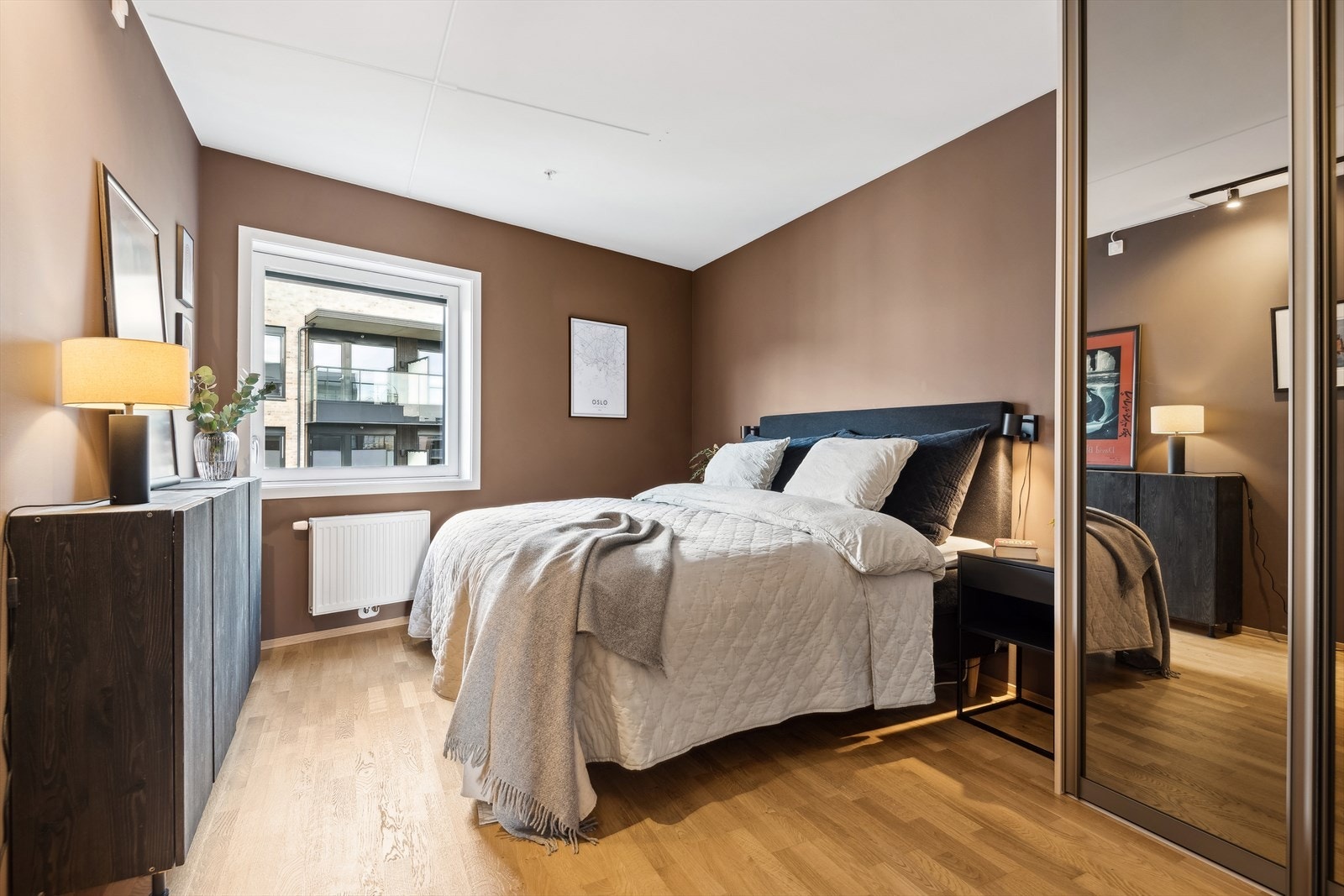 Leiligheten har to soverom, som begge er av god størrelse. Det største rommet benyttes i dag som hovedsoverom med plass til en bred seng med nattbord på hver side. Galleribilde