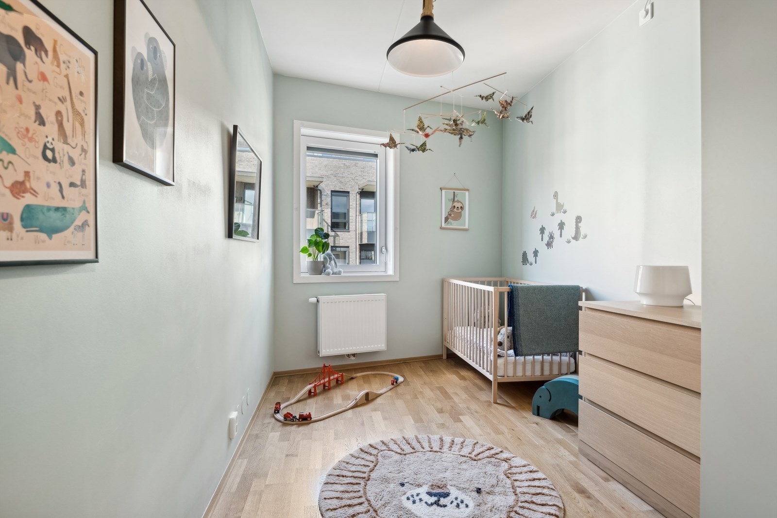 Det andre soverommet benyttes i dag som barnerom. Rommet egner seg også godt til gjesterom eller kontor med plass til seng, nattbord og garderobeløsning. Galleribilde