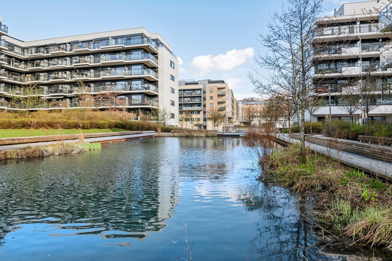Rett nedenfor leiligheten ligger vannspeilet og Hovinbekken renner også forbi. Galleribilde