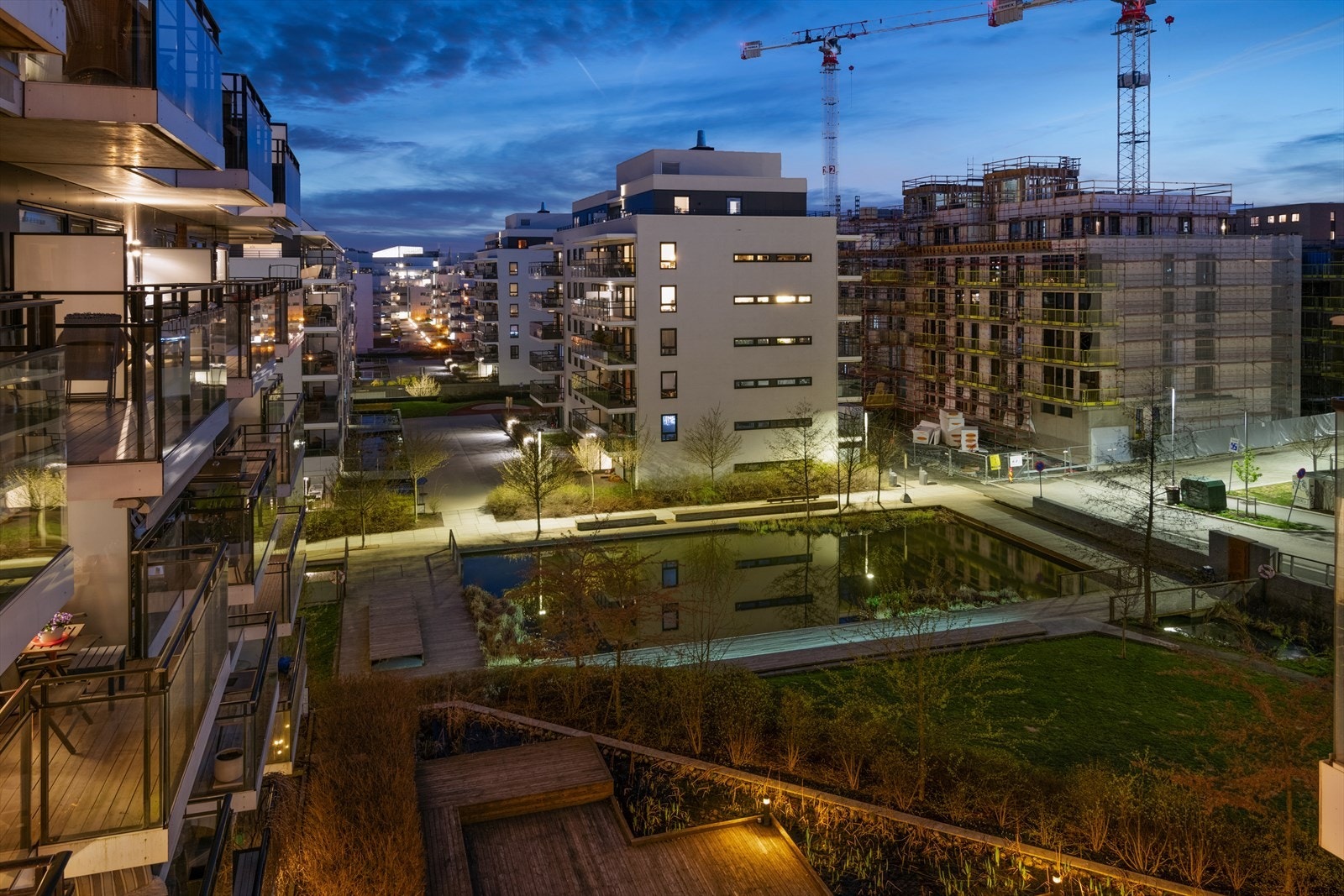 Flott utsikt til vannspeilet. Her kan man også høre Hovinbekken som renner forbi. Galleribilde