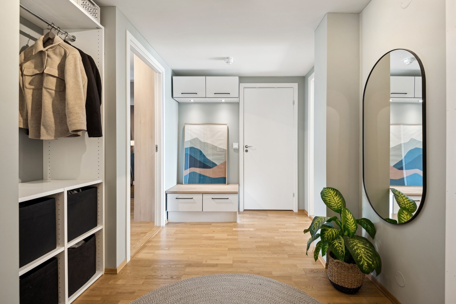 Innbydende entré med god plass til å henge fra seg ytterklær og sette fra seg sko. Det også ekstra oppbevaringsplass i den innvendige boden fint plassert i enden av entreen. Galleribilde