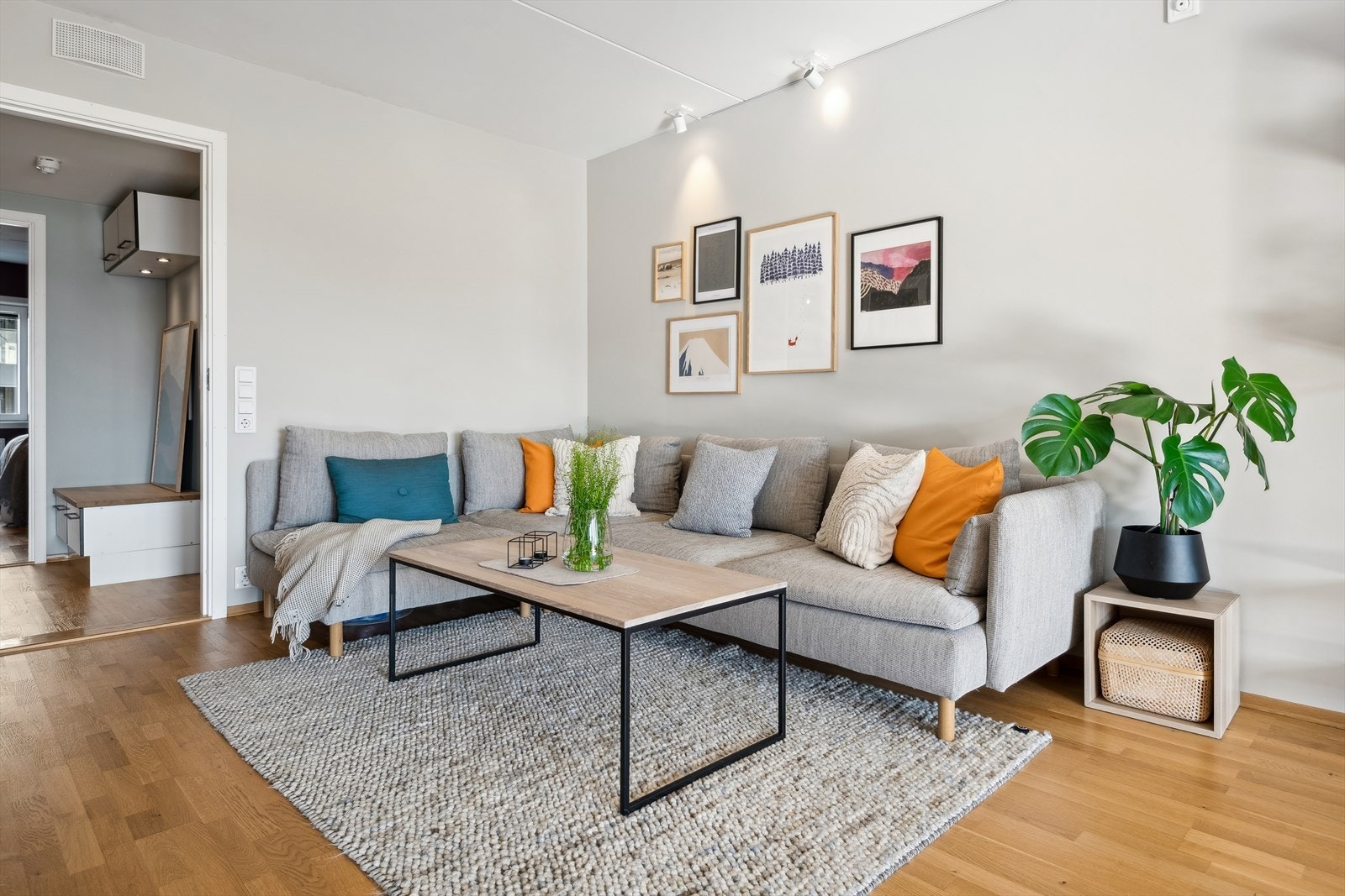 Det er plass til både sofa- og spisegruppe, samt ønsket medie- og oppbevaringsmøblement. Galleribilde