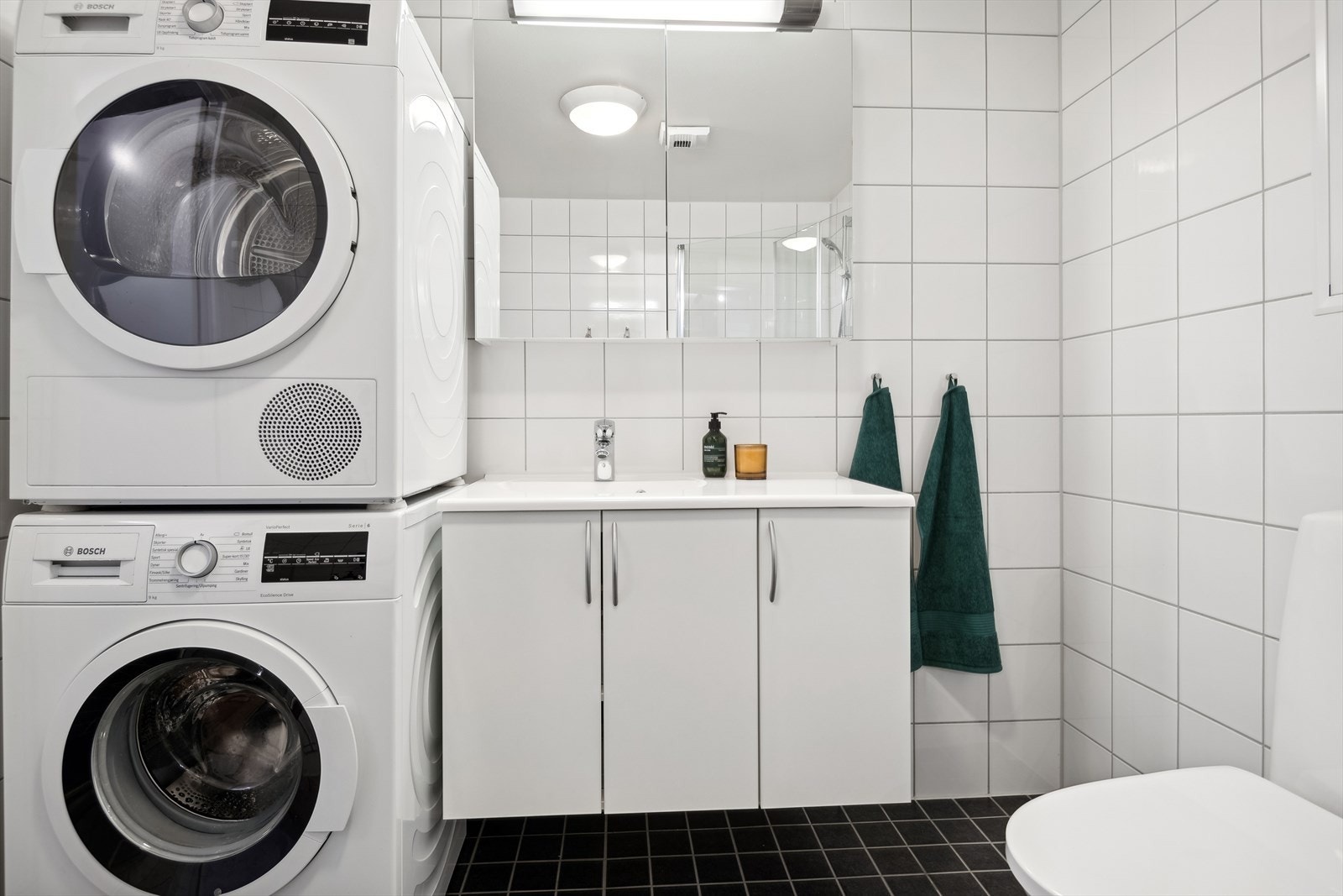 Det er opplegg til vaskemaskin og plass til tørketrommel. Galleribilde