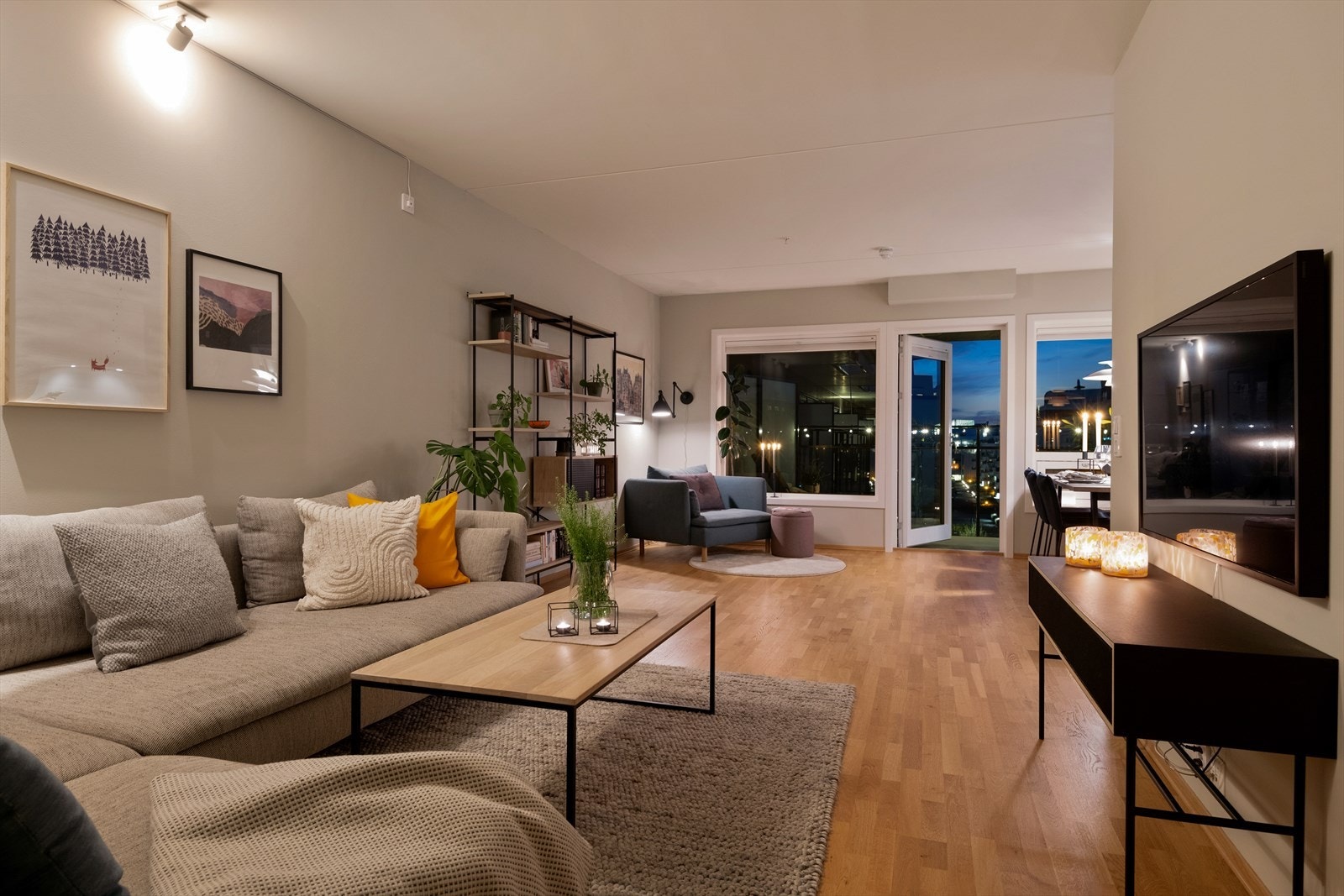 Parkettgulv og lyse vegger gjør det enkelt å innrede etter eget ønske. Galleribilde