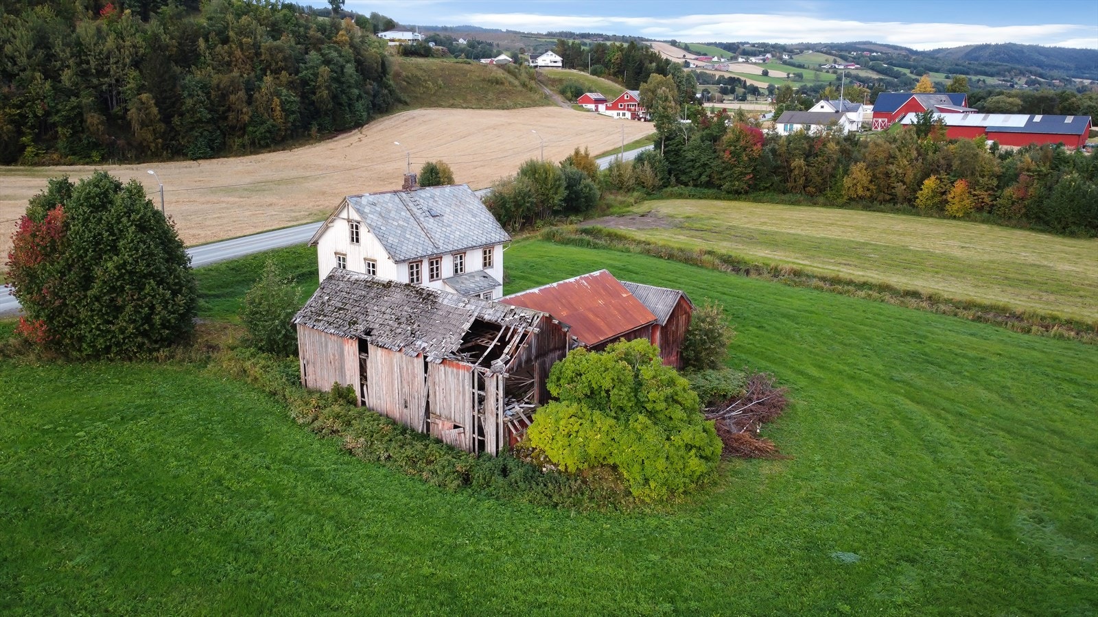 Fra eiendommen tar det ca. 5 minutter med bil til Mebonden. Her er det bla. butikker, skoler og samfunnshus. Galleribilde