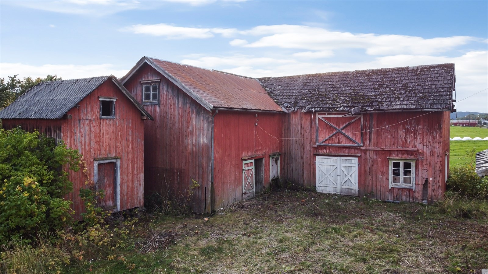 Eiendommen er på hele 1,3 mål og inneholder en stor enebolig, stabbur og uthus. Galleribilde