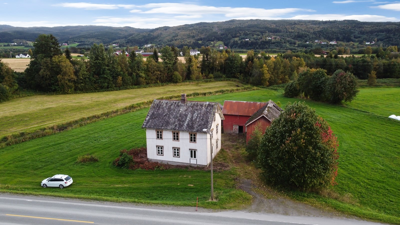 Boligen er oppført i tre etasjer over kjeller. Galleribilde
